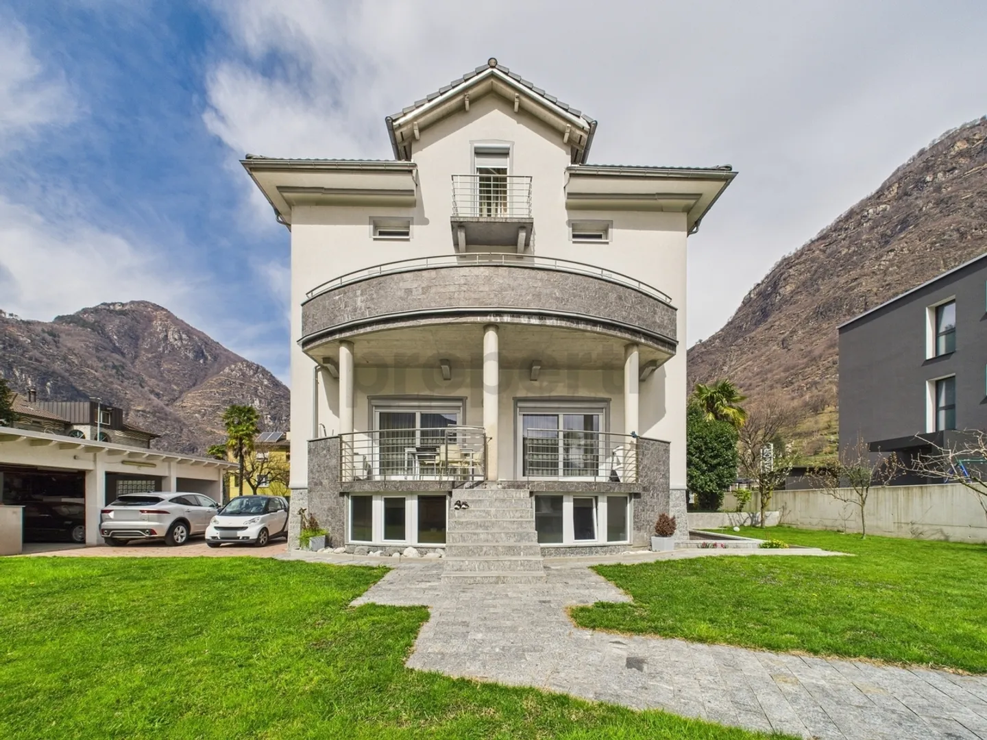 Elegantes Mehrfamilienhaus mit 8,5 Zimmern, drei Wohnungen und Garten in Biasca - Foto 11 von 13