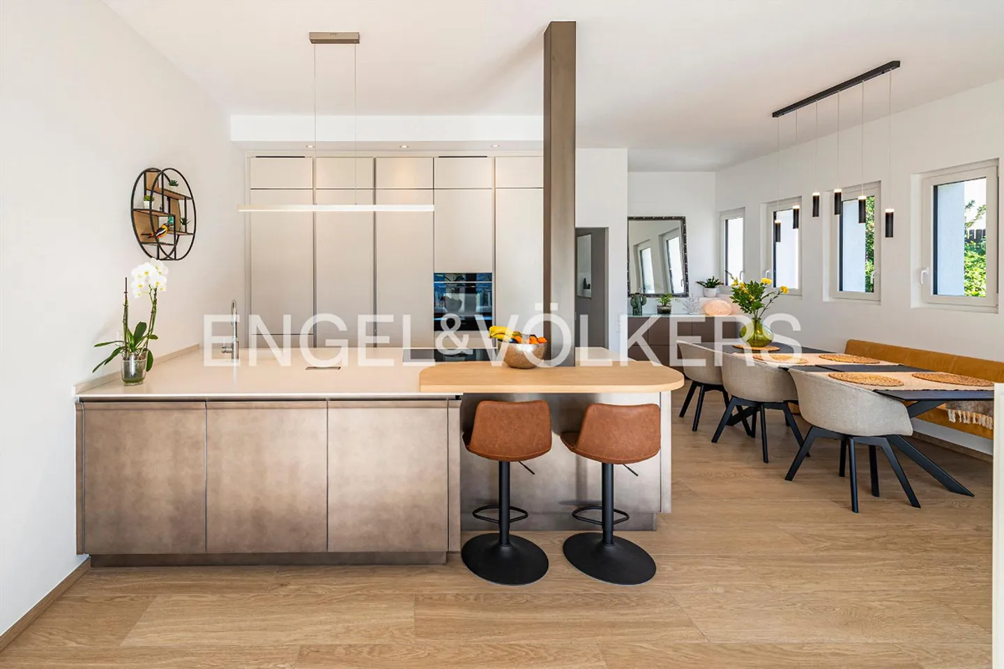 Großräumige Villa im Grünen mit viel Potential - Foto 9 von 13