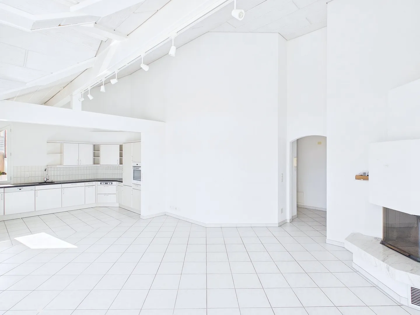 Superbe appartement en attique avec galerie supplémentaire et tour de lavage privé - Photo 4 sur 12