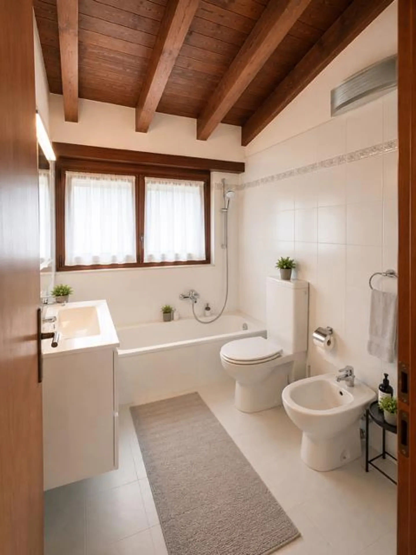 Elegante duplex con giardino e piscina - Foto 4 di 11