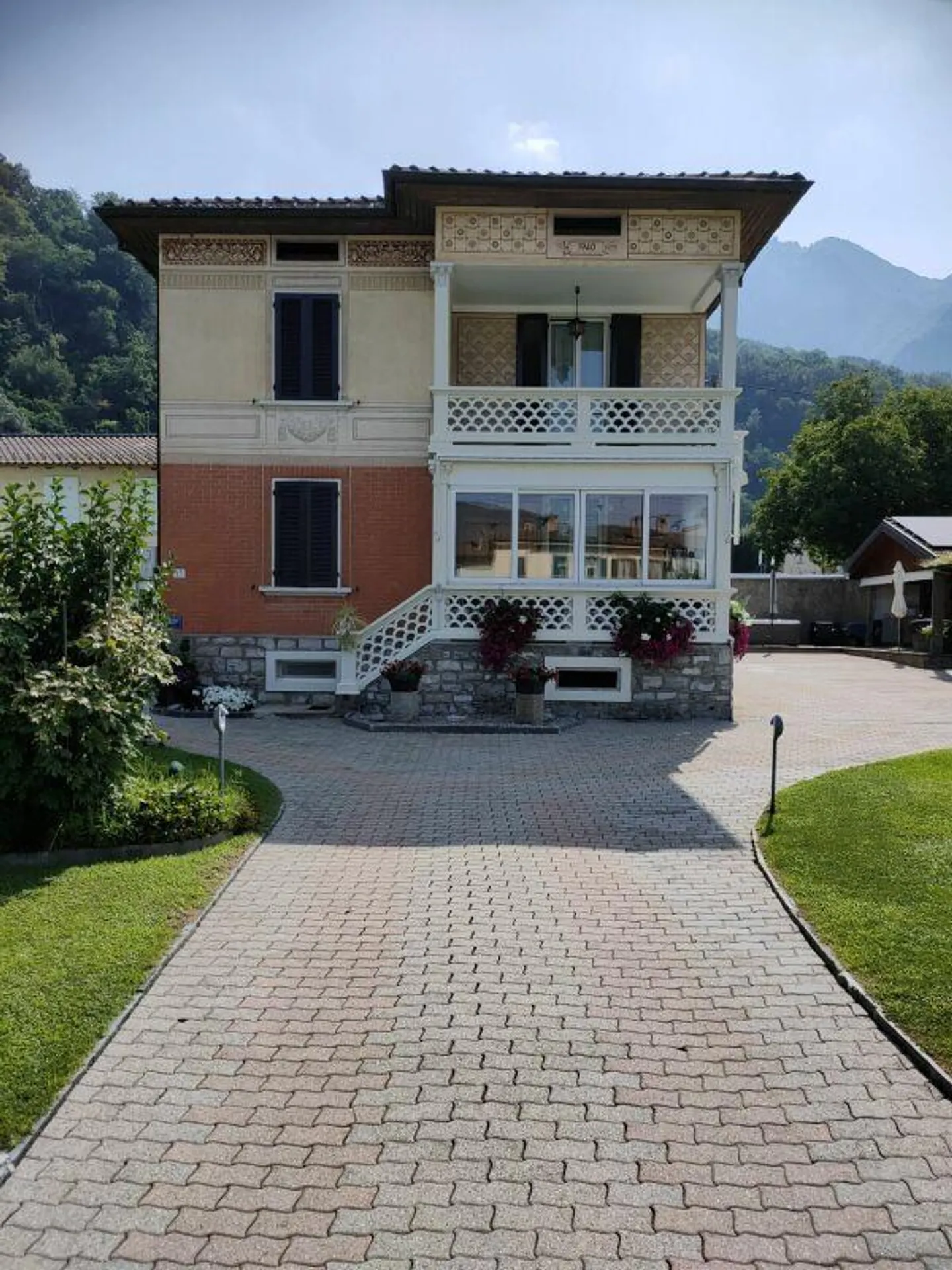 FOR SALE IN MAROGGIA - Completely renovated historic single-family villa - Photo 2 of 21