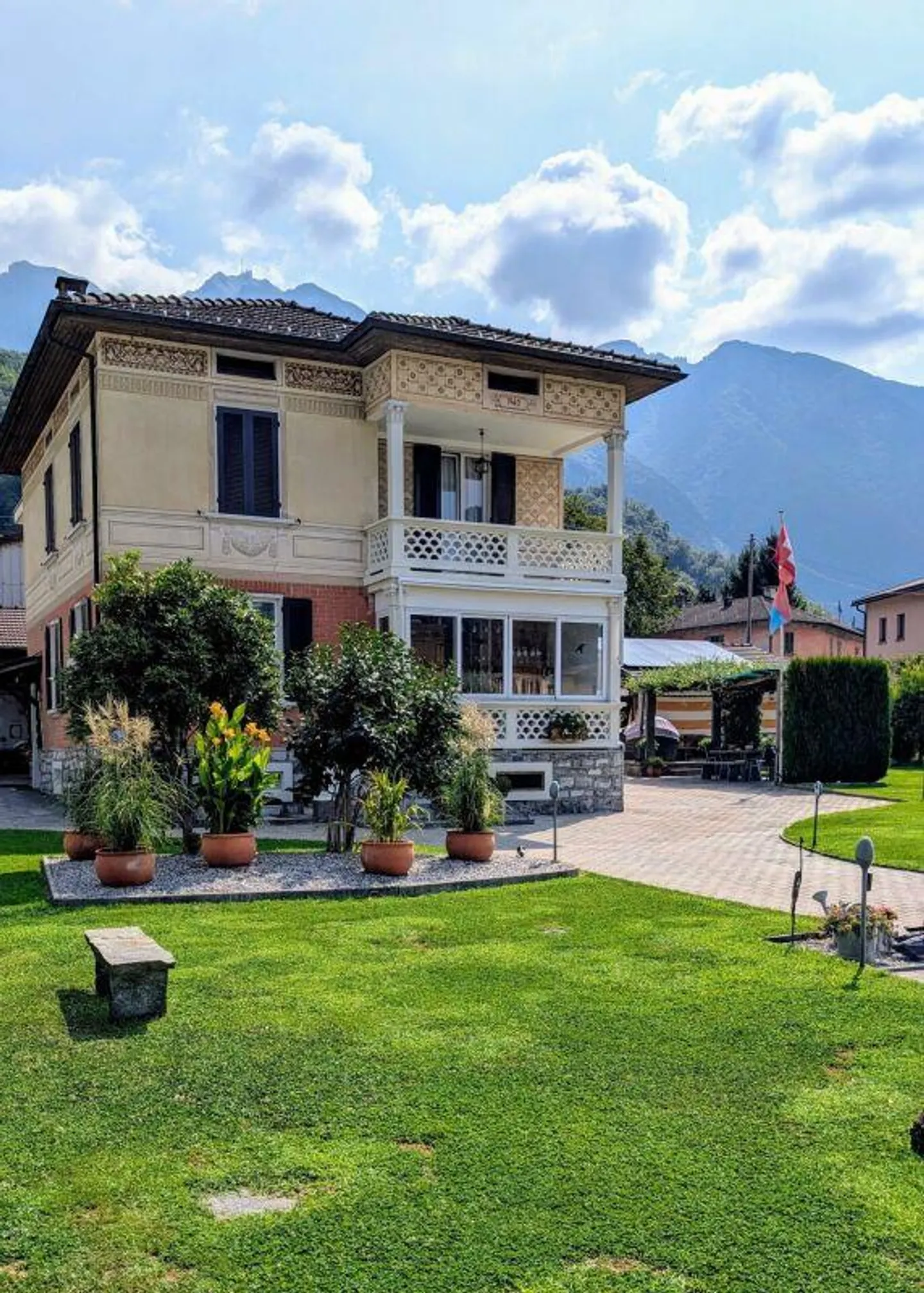 FOR SALE IN MAROGGIA - Completely renovated historic single-family villa - Photo 18 of 21