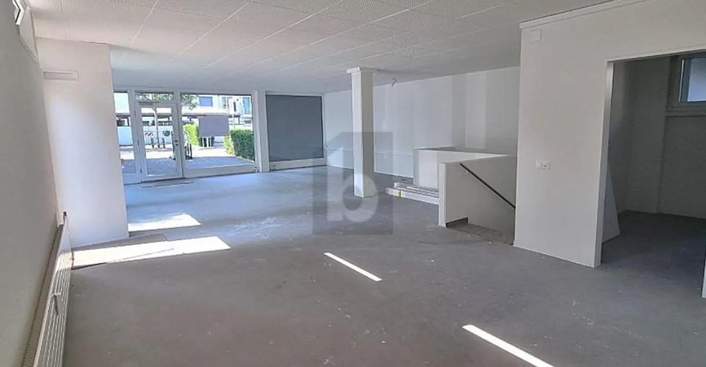 SPACIOUS AND CENTRAL IN THE VILLAGE CENTER - Photo 2 of 3