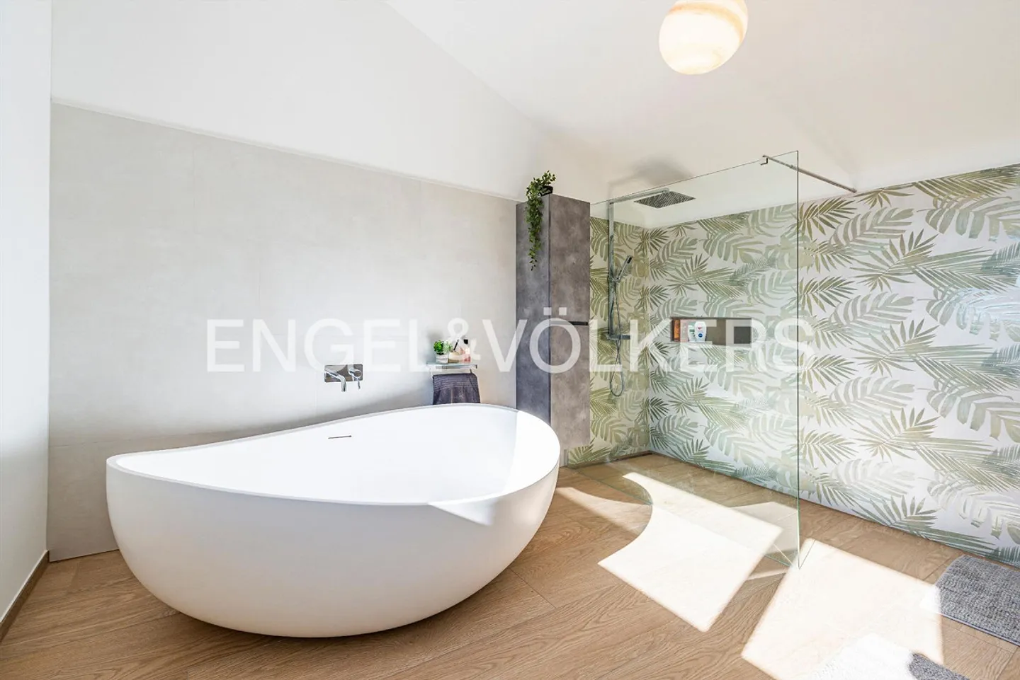 Großräumige Villa im Grünen mit viel Potential - Foto 12 von 13