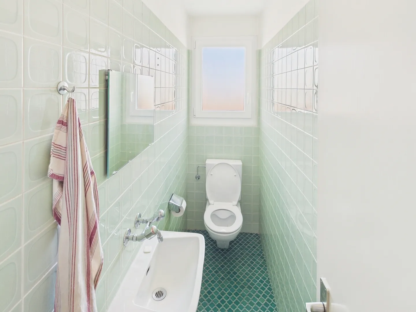 Modernes und helles 3,5-Zimmer-Apartment mit Balkon und Schwimmbad - Foto 8 von 11