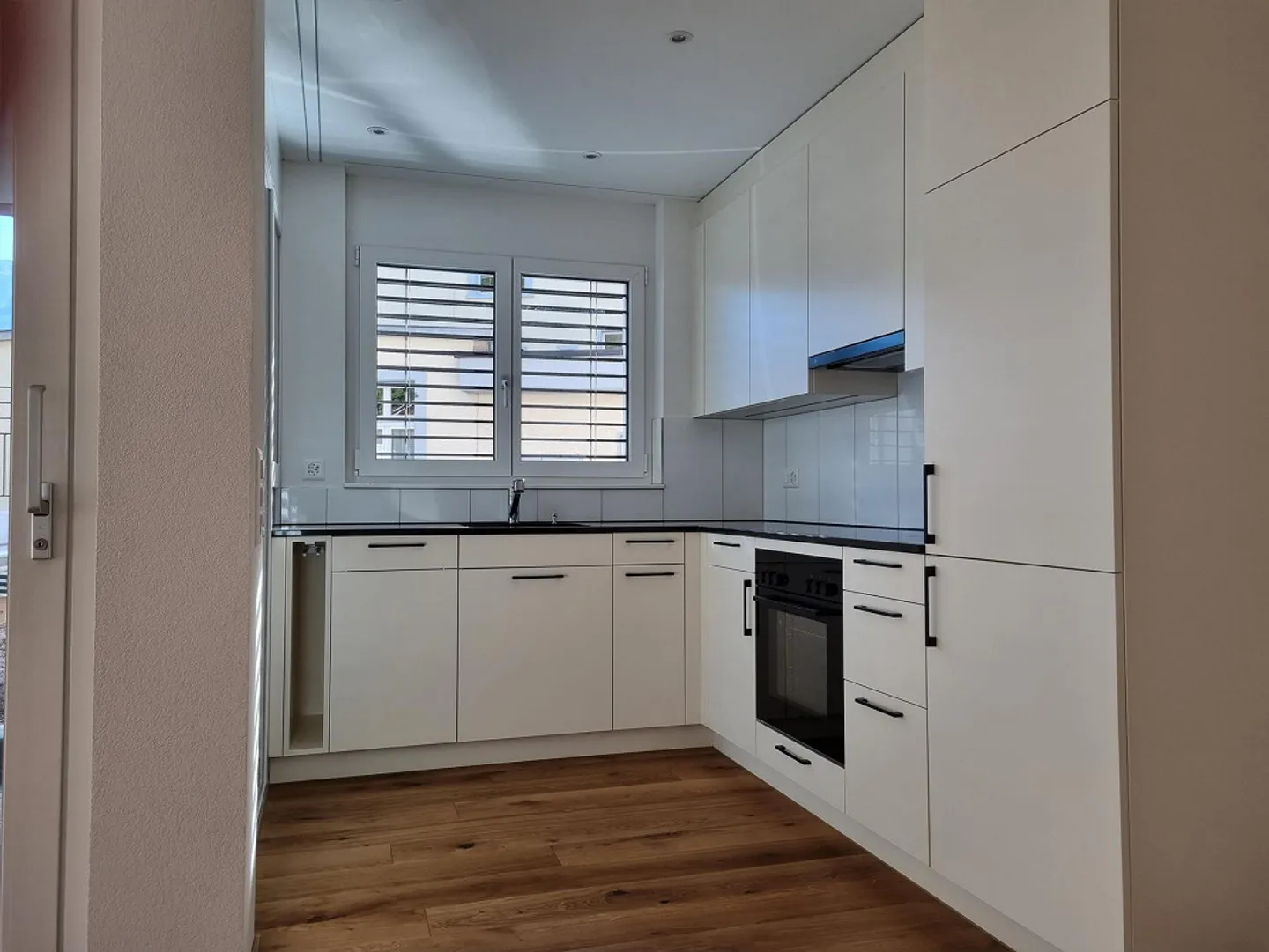 Moderne Wohnung mit grosser Terrasse - Foto 3 von 8