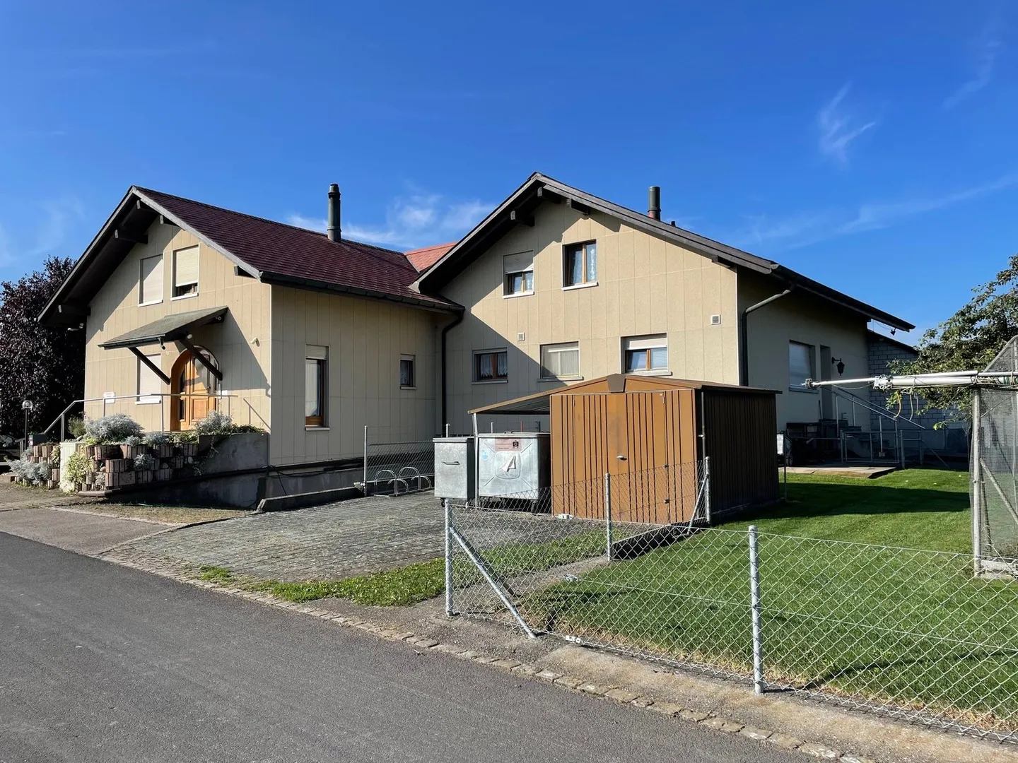 Casa bifamiliare da sogno con piscina e grande giardino a Schwadernau - Foto 2 di 15