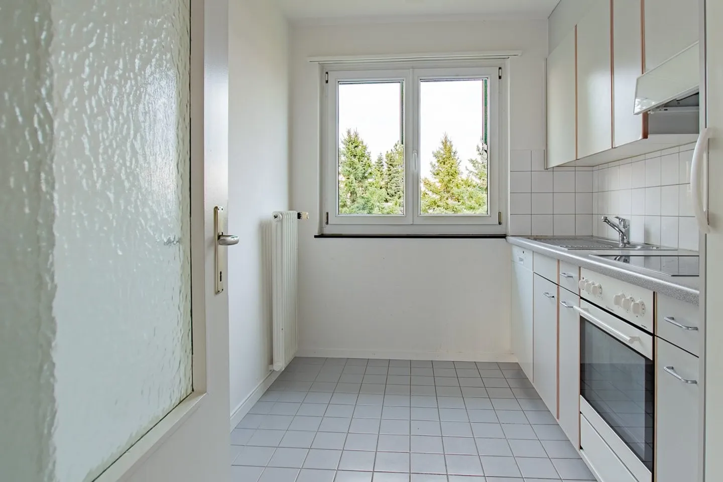 Cozy 4-Room Apartment in the Green - Photo 2 of 8