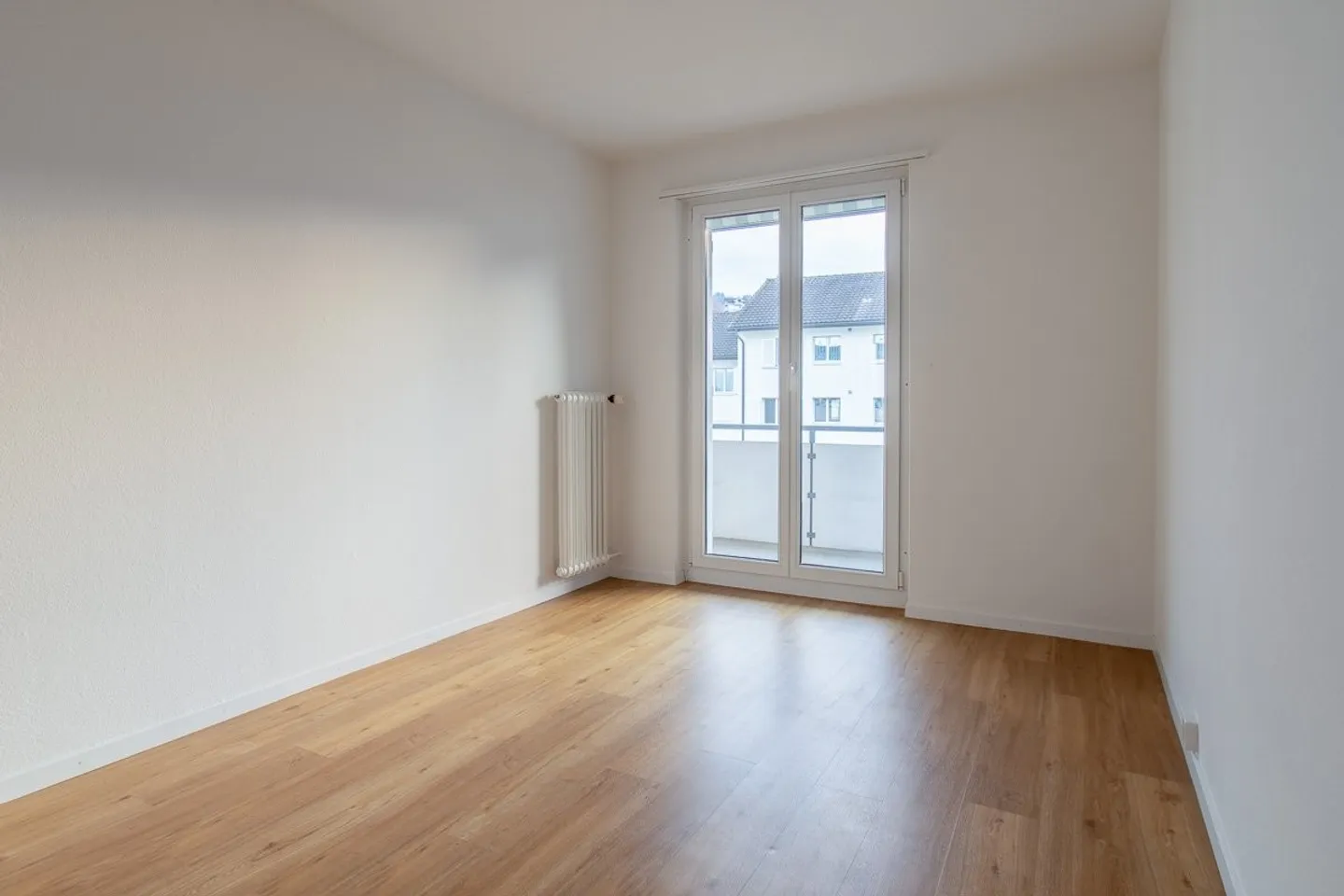 Cozy 4-Room Apartment in the Green - Photo 5 of 8