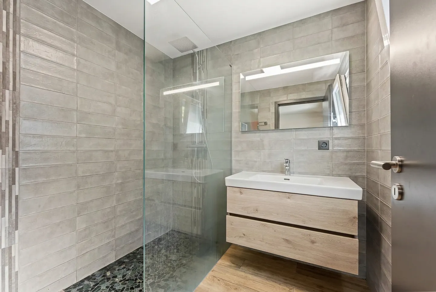 Your future home in Salvan: 6 rooms and 1,080 m² of land - Photo 14 of 15