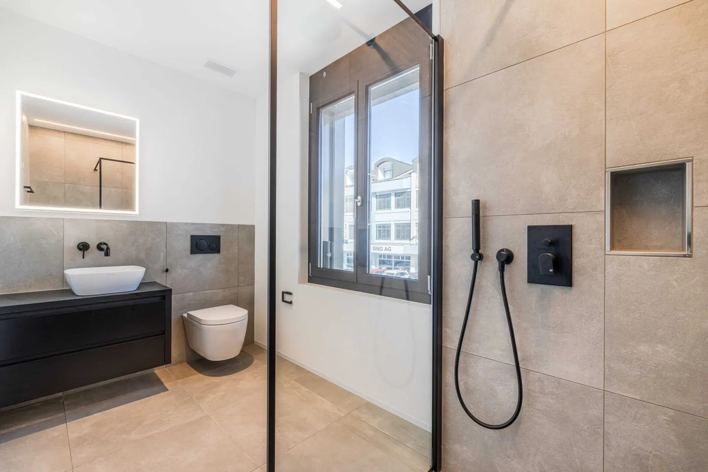 Unique 2.5-room apartment with huge private rooftop terrace - Photo 4 of 11