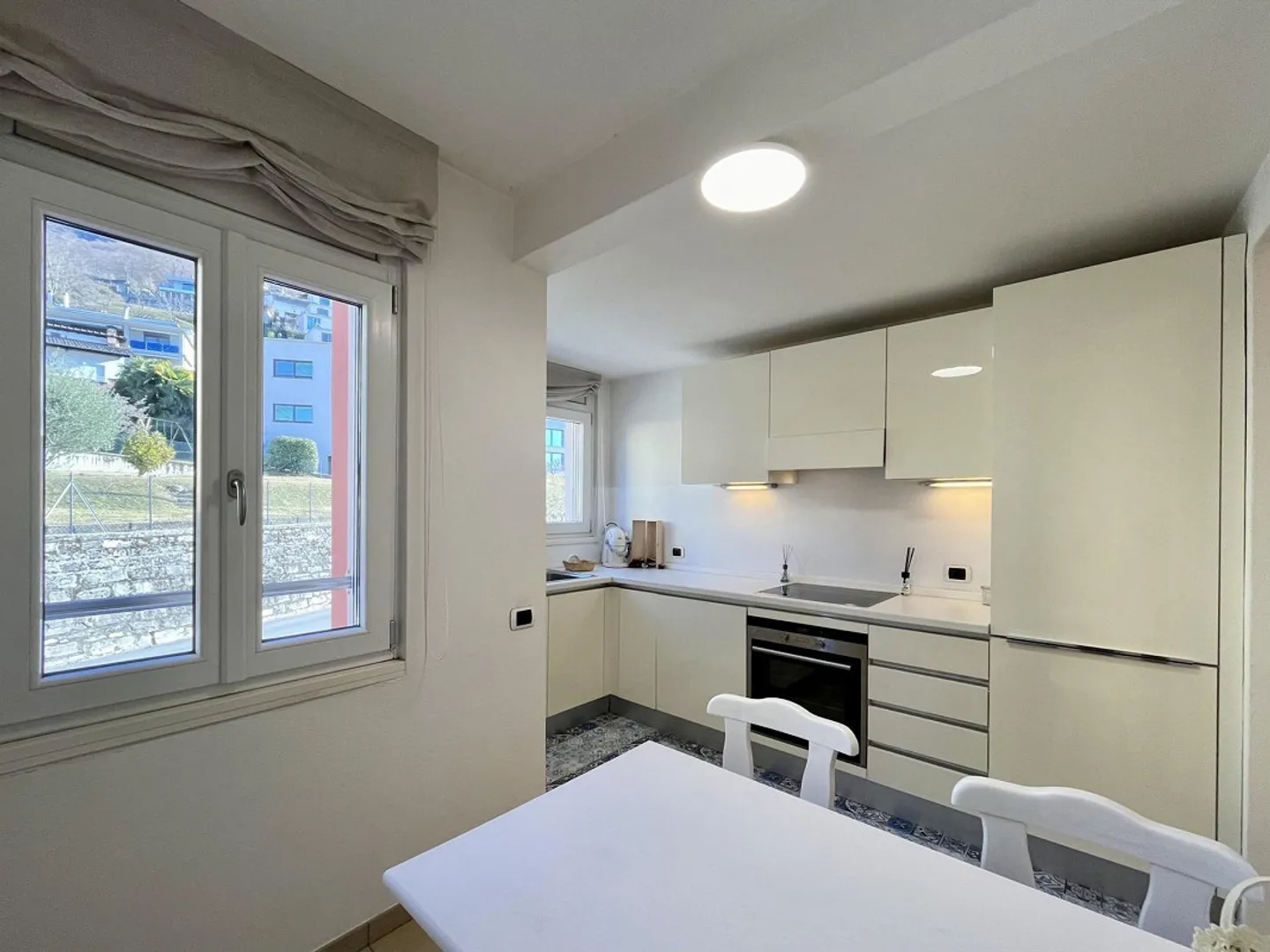 SCHÖNE MÖBLIERTE ZWEI-ZIMMER-WOHNUNG ZU VERMIETEN IN DAVESCO-SORAGNO - Foto 2 von 9