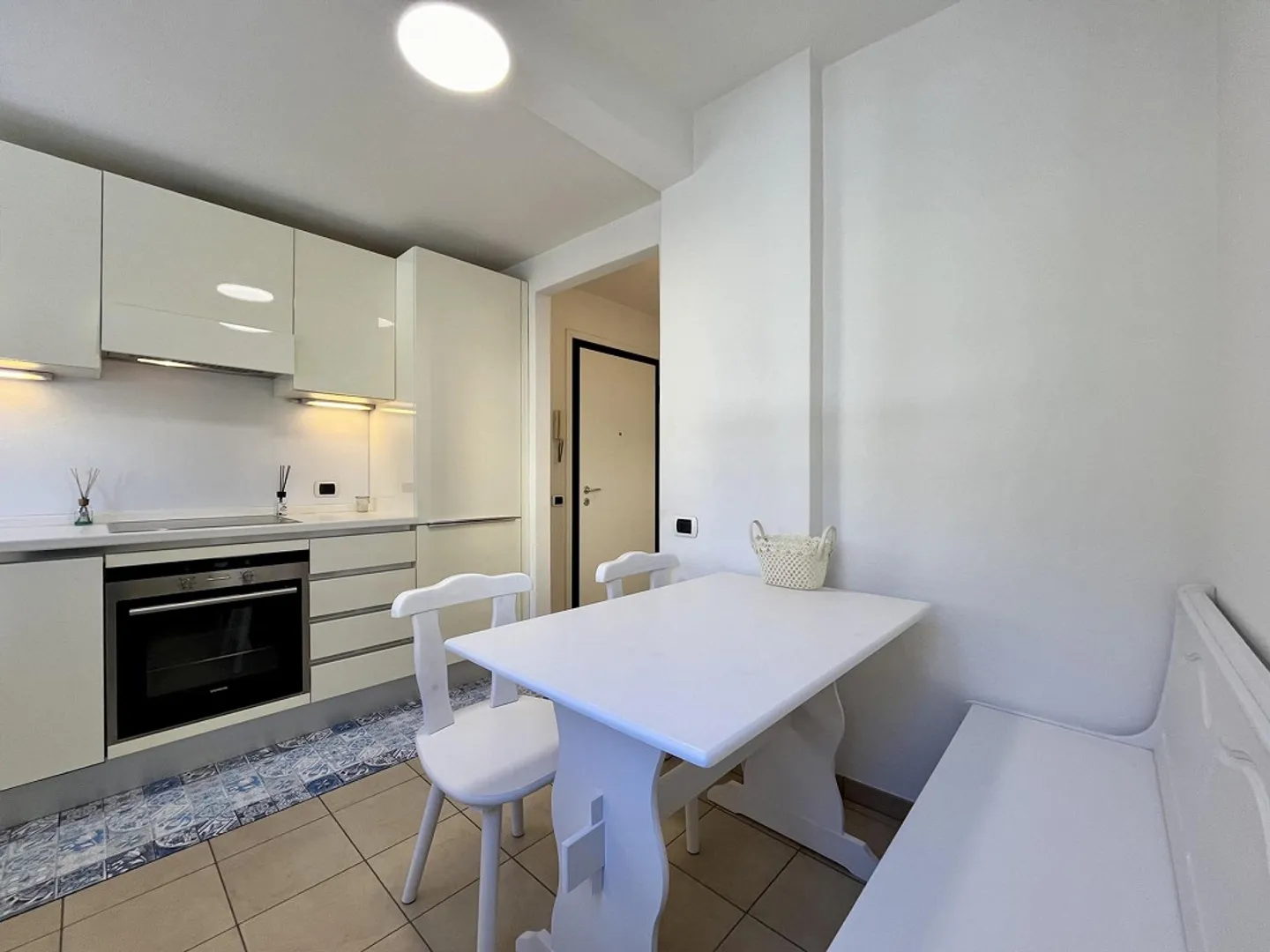 SCHÖNE MÖBLIERTE ZWEI-ZIMMER-WOHNUNG ZU VERMIETEN IN DAVESCO-SORAGNO - Foto 3 von 9