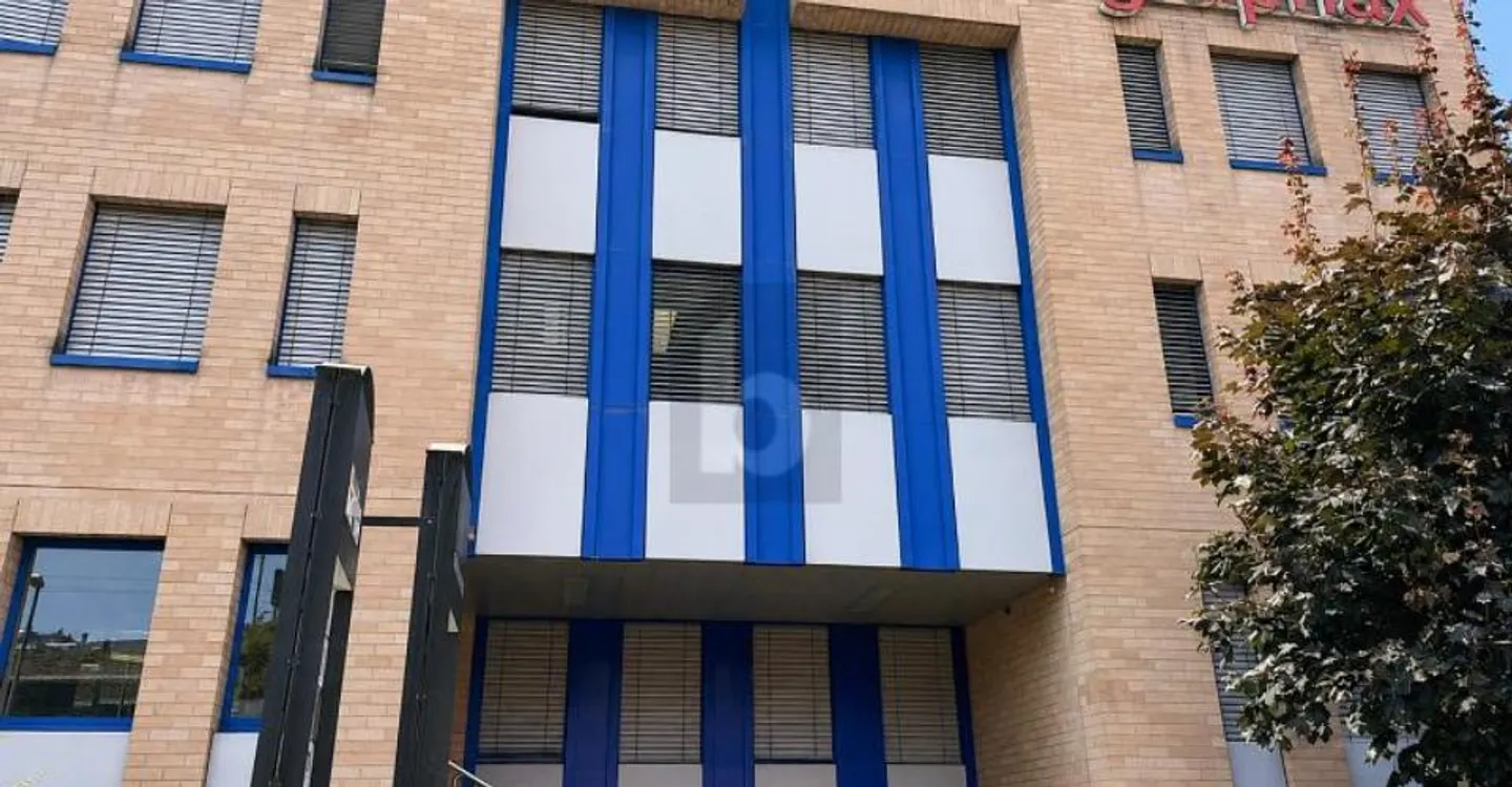 OFFICES WITH MEETING ROOM IN MALLEY - Photo 1 of 6