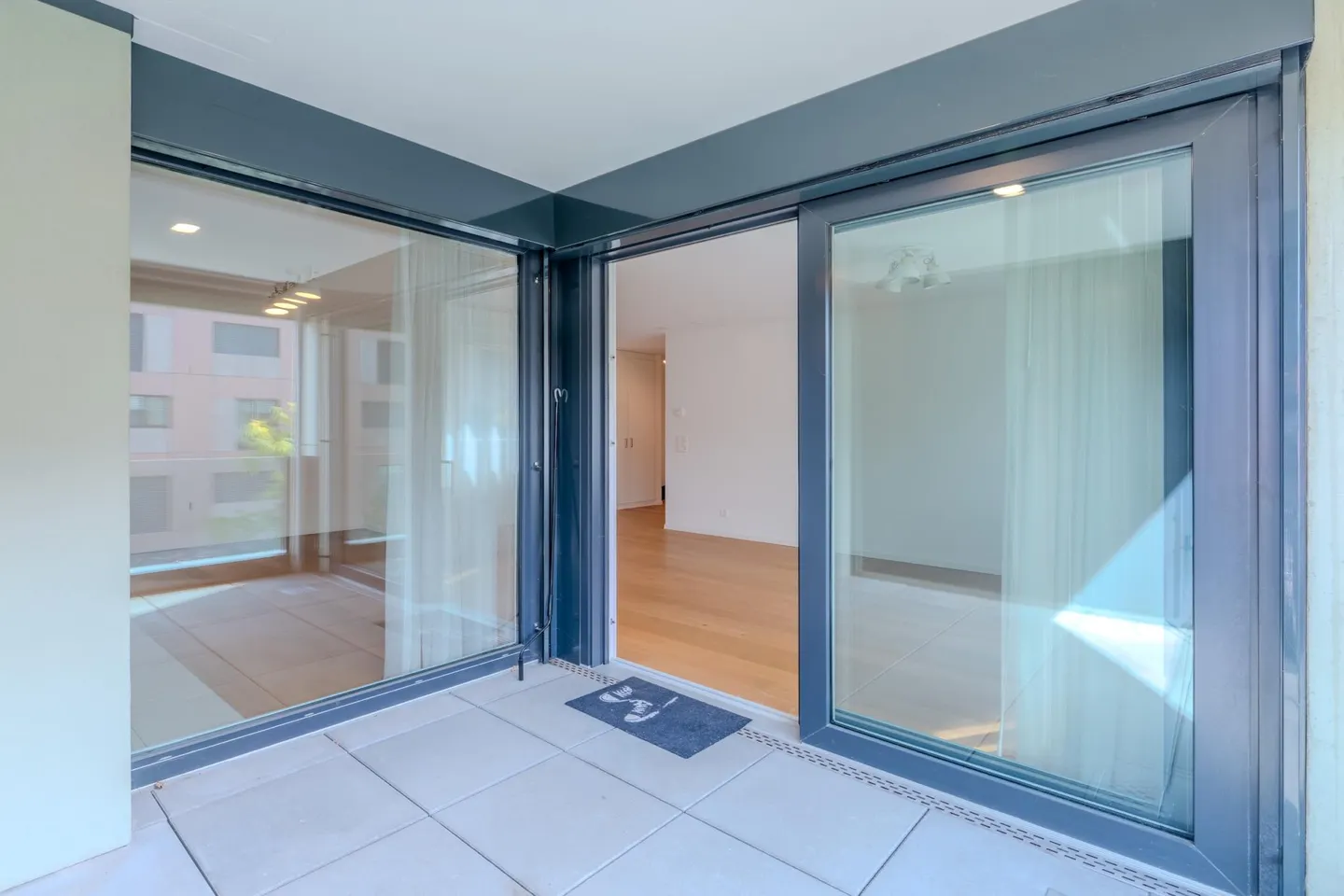 Modern Apartment with Loggia - Photo 3 of 13