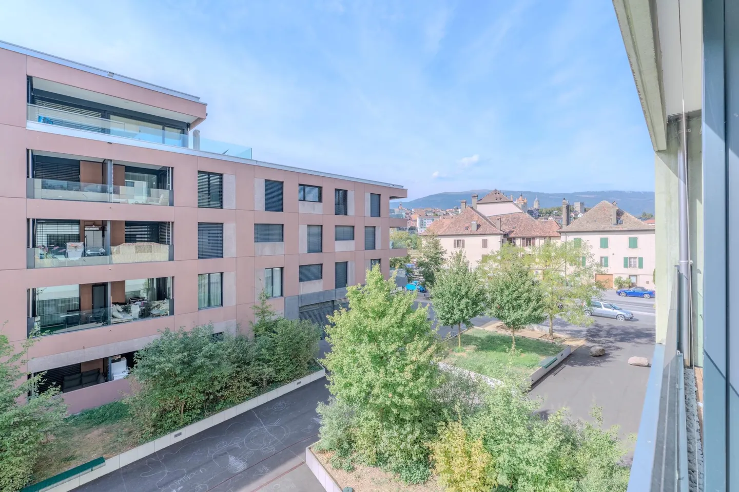 Modern Apartment with Loggia - Photo 4 of 13