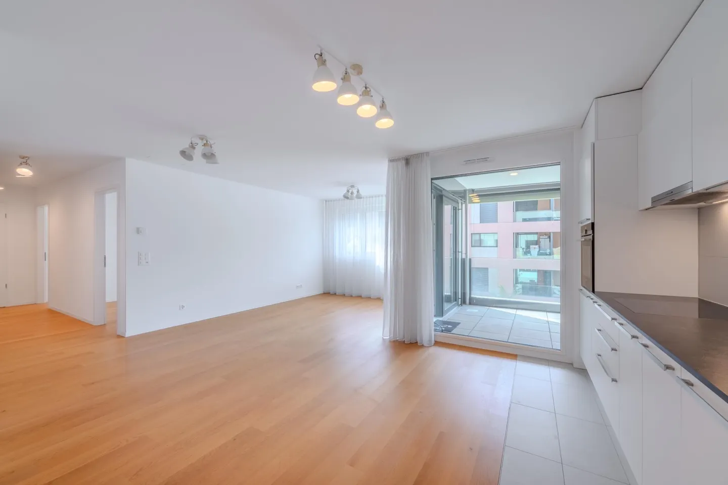 Modern Apartment with Loggia - Photo 5 of 13