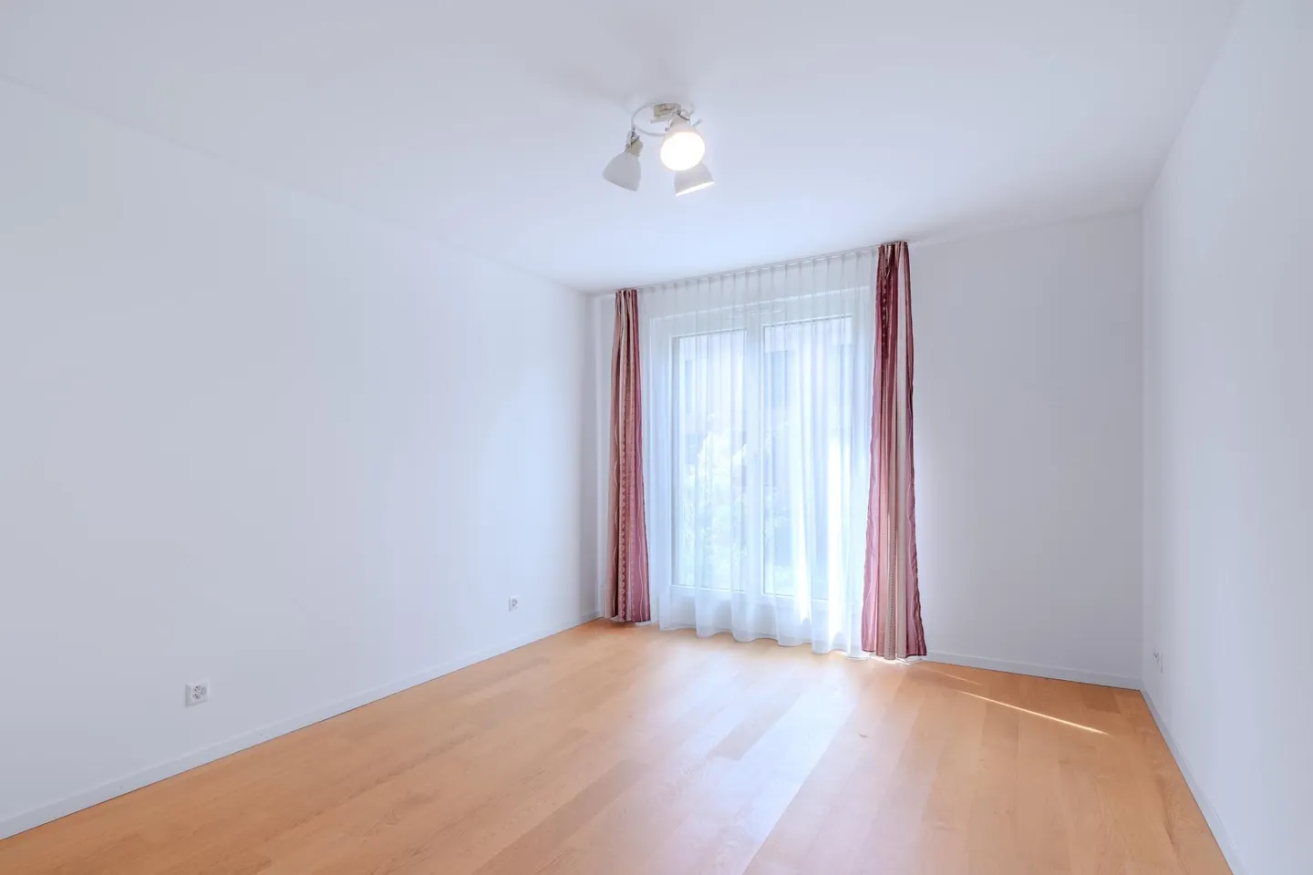 Modern Apartment with Loggia - Photo 9 of 13