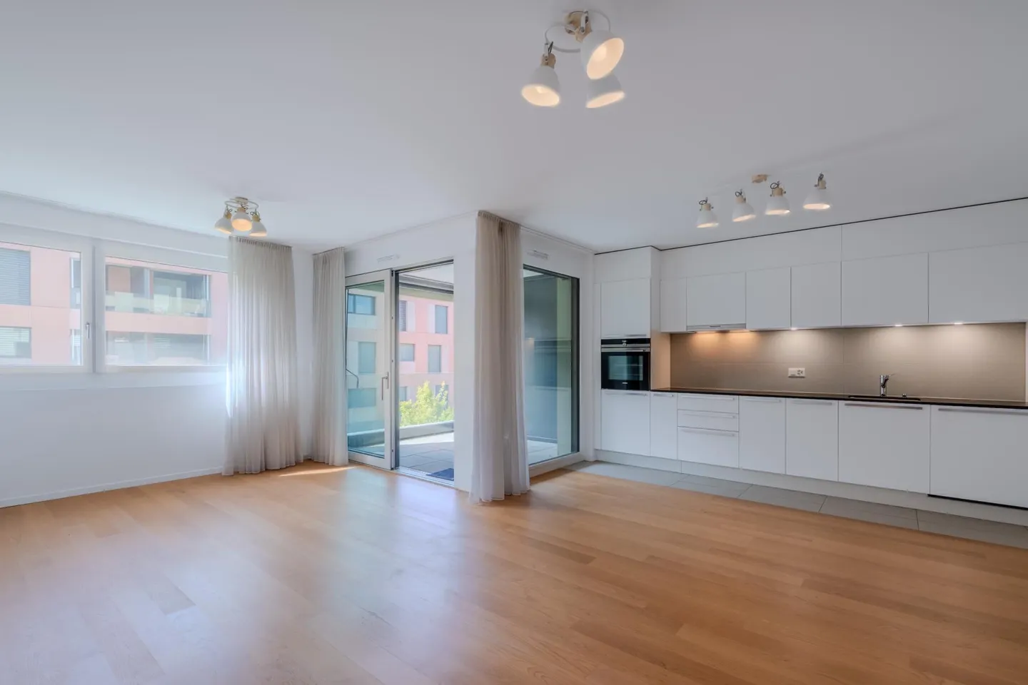 Modern Apartment with Loggia - Photo 7 of 13