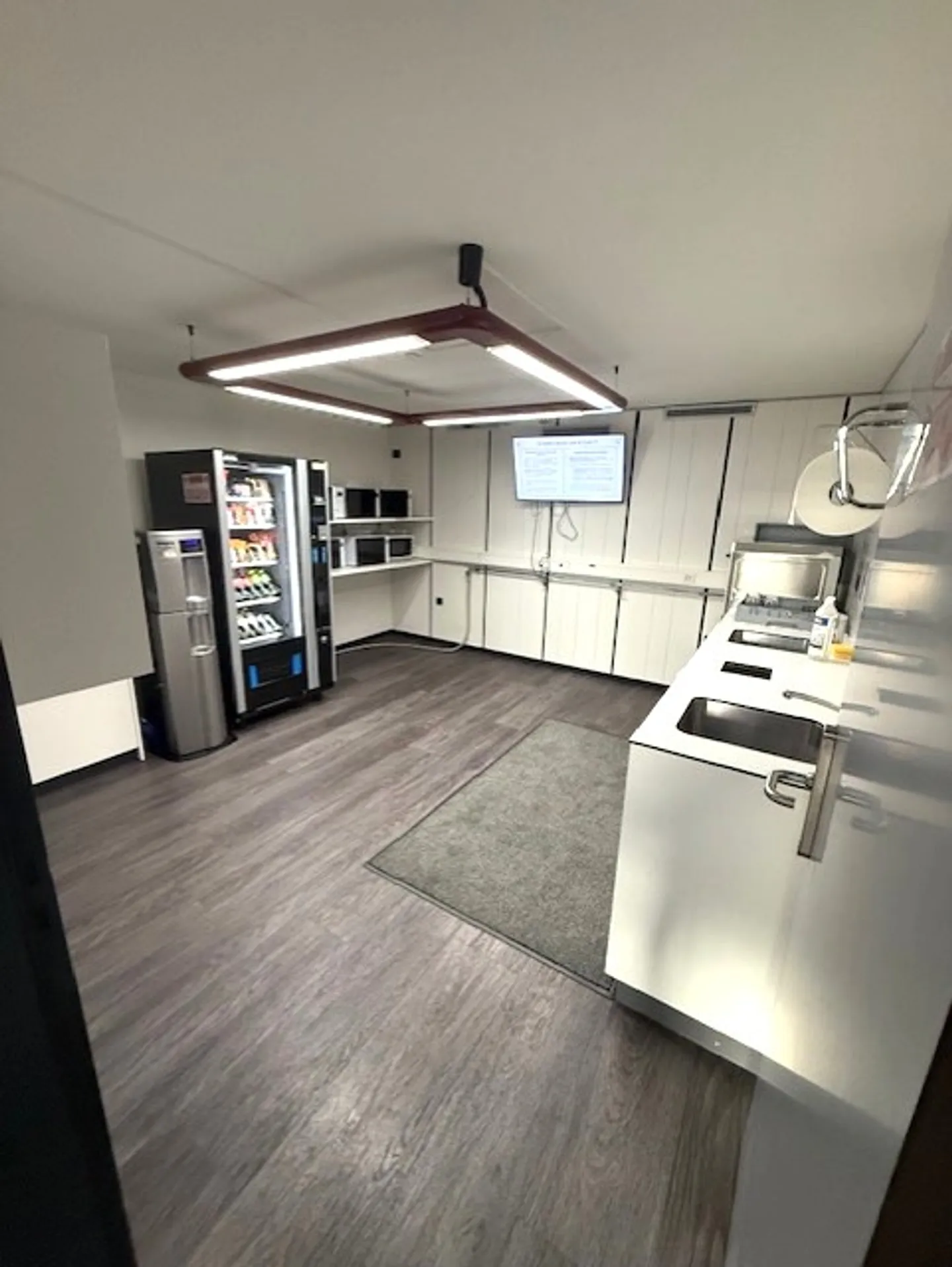 For rent in a large industrial, artisanal and administrative complex. 3 areas of 407 m² - Photo 5 of 20