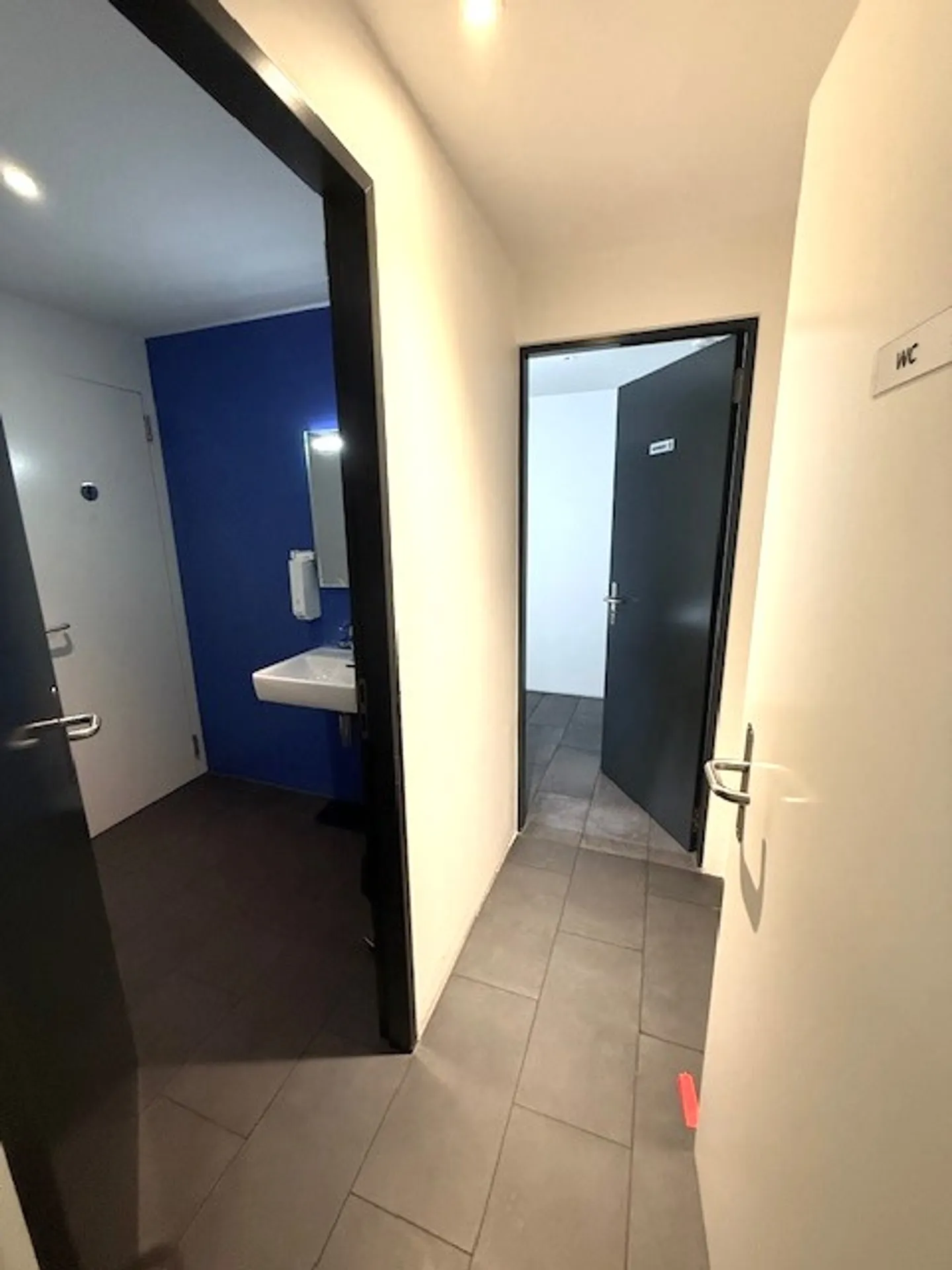 For rent in a large industrial, artisanal and administrative complex. 3 areas of 407 m² - Photo 9 of 20