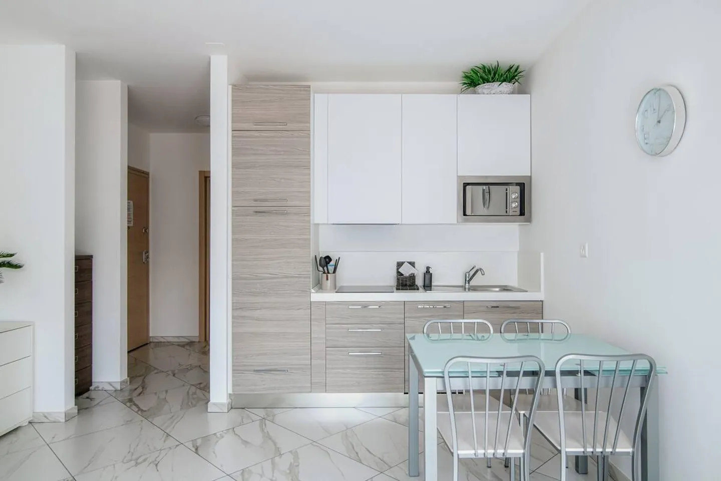 Modern 2.5 room apartment with balcony in the center of Lugano - Photo 2 of 10