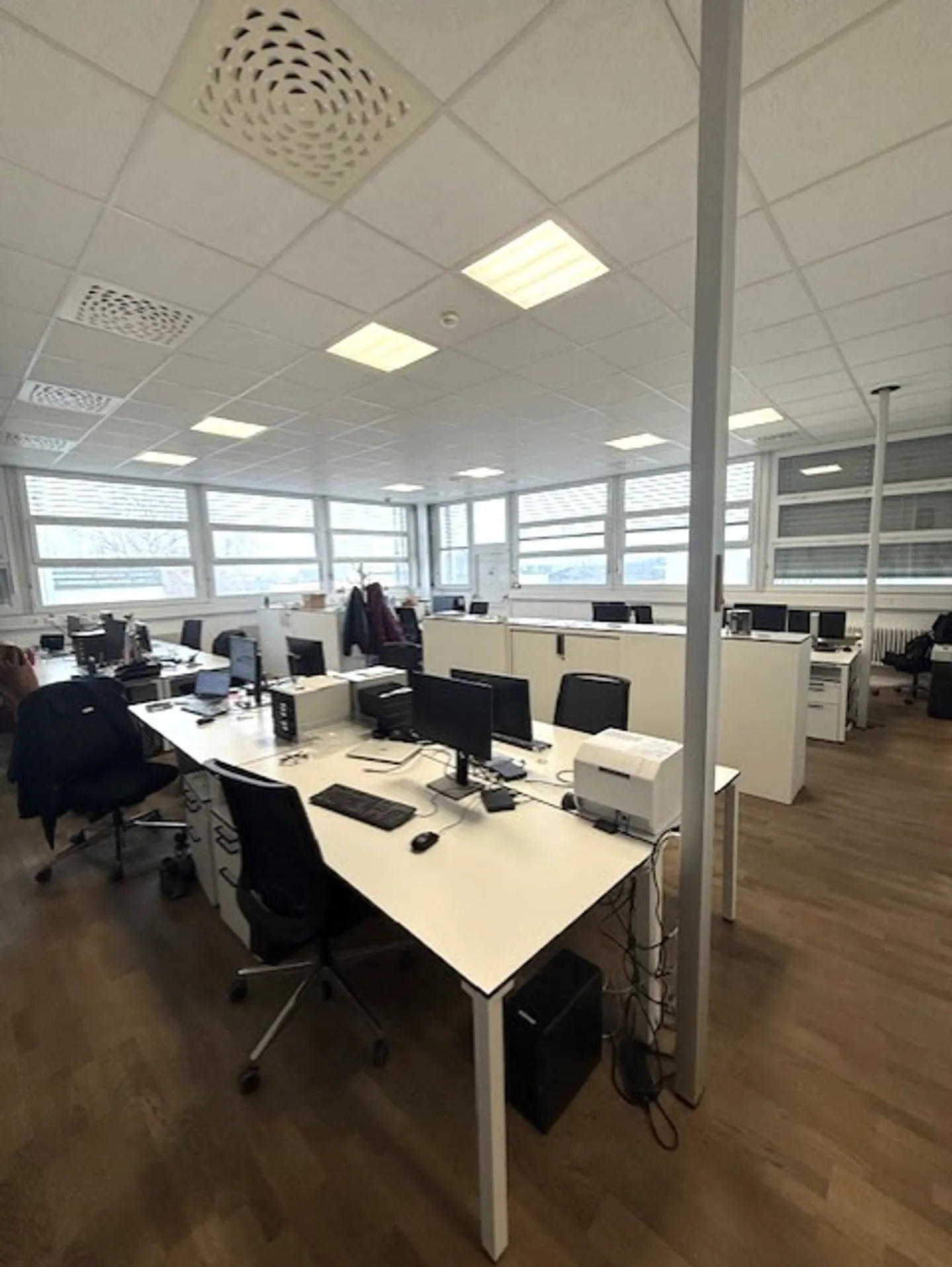 For rent in a large industrial, artisanal and administrative complex. 3 areas of 407 m² - Photo 12 of 20
