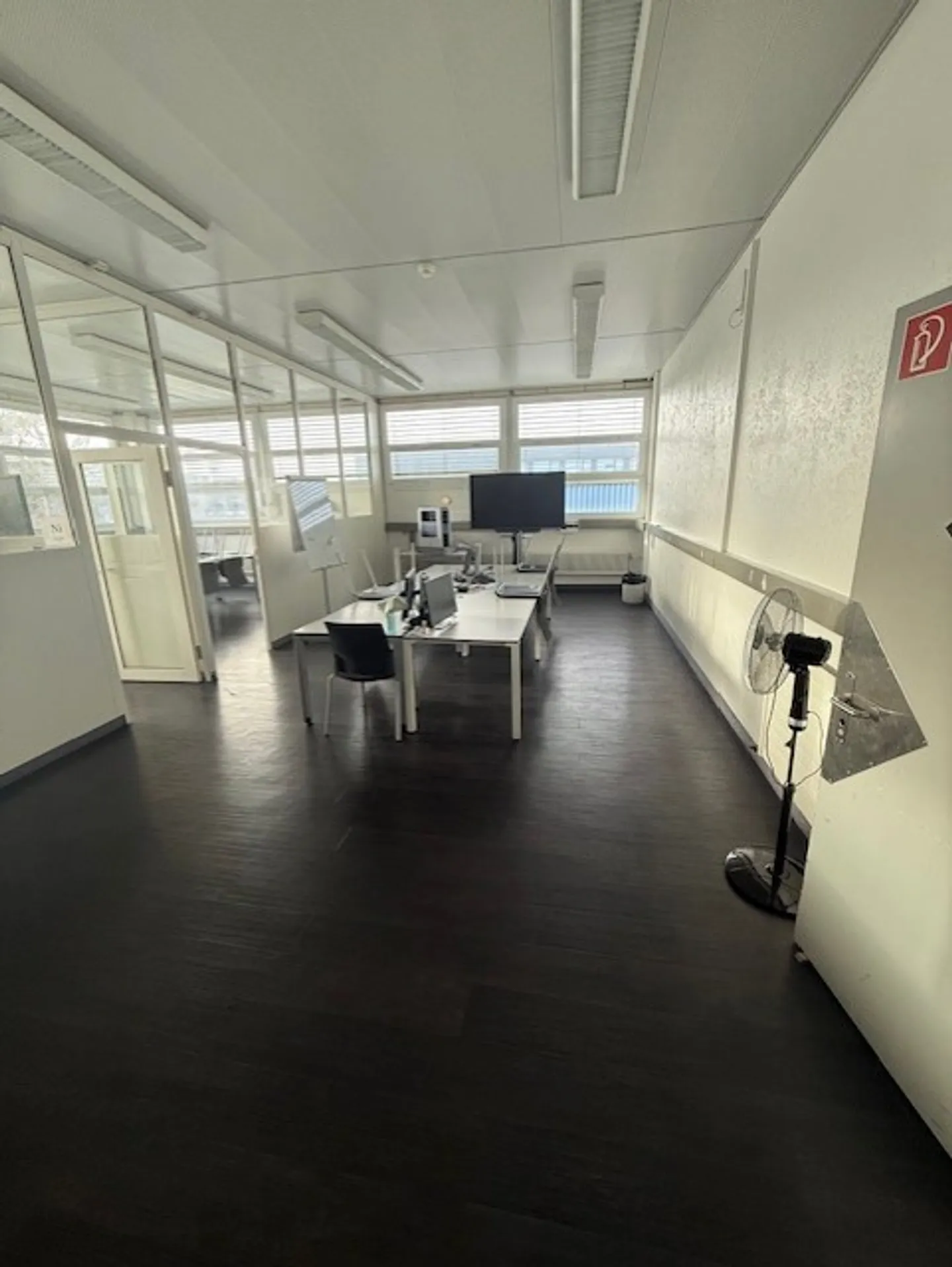 For rent in a large industrial, artisanal and administrative complex. 3 areas of 407 m² - Photo 14 of 20