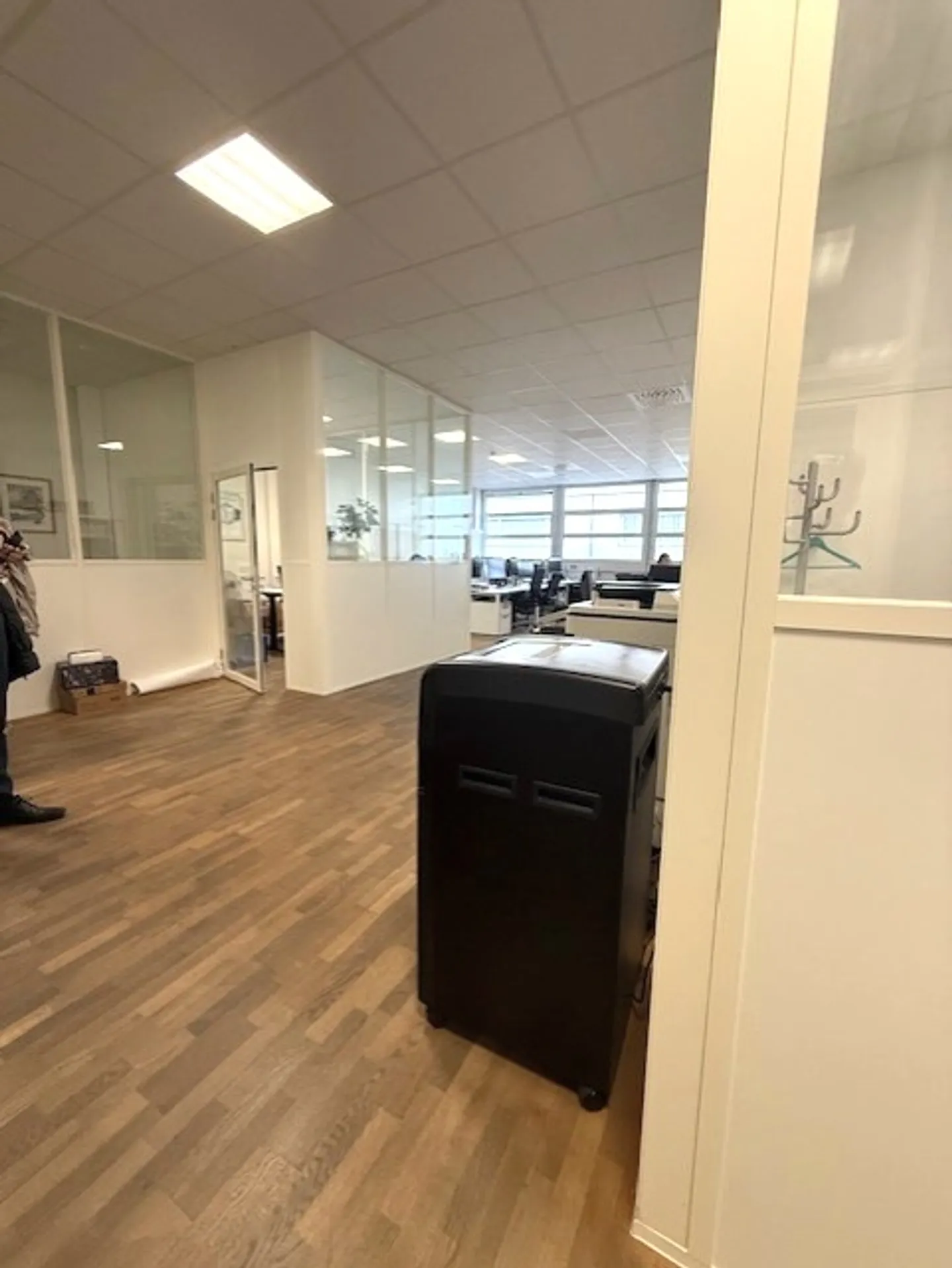 For rent in a large industrial, artisanal and administrative complex. 3 areas of 407 m² - Photo 16 of 20