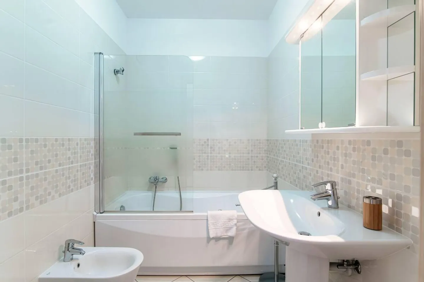 Modern 2.5 room apartment with balcony in the center of Lugano - Photo 8 of 10