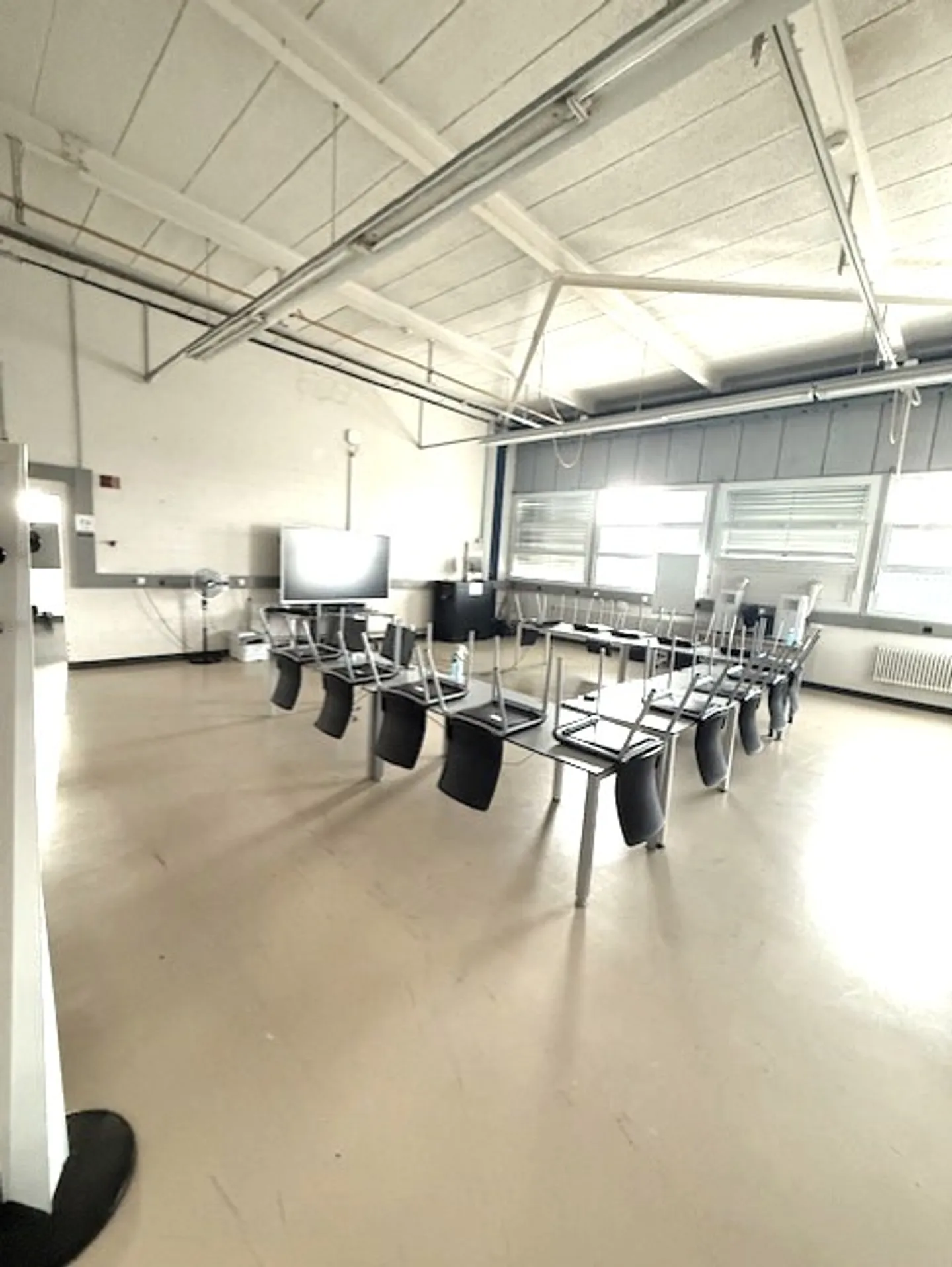 For rent in a large industrial, artisanal and administrative complex. 3 areas of 407 m² - Photo 18 of 20