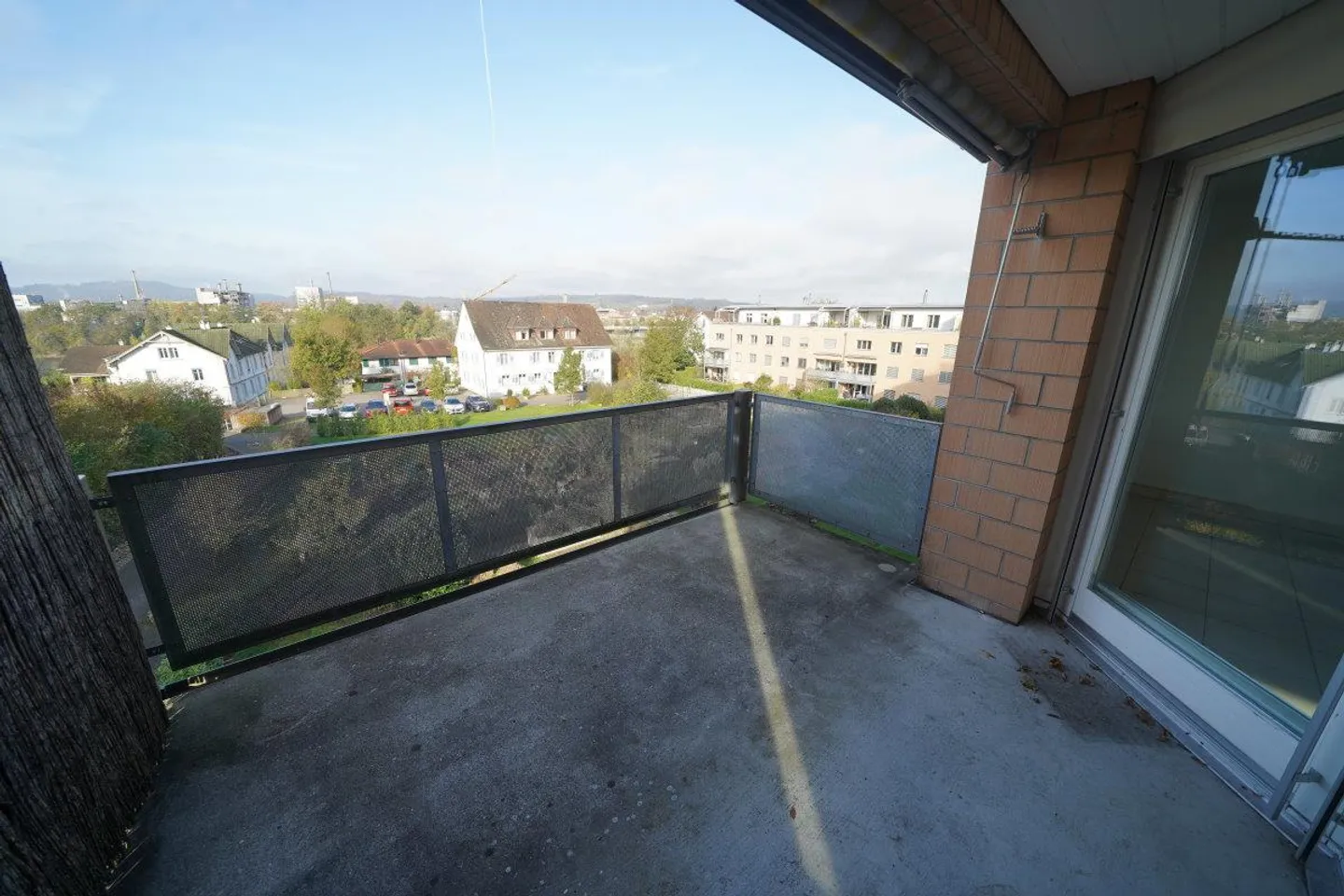 Bright 4.5-room apartment with large balcony and lift - Photo 1 of 17