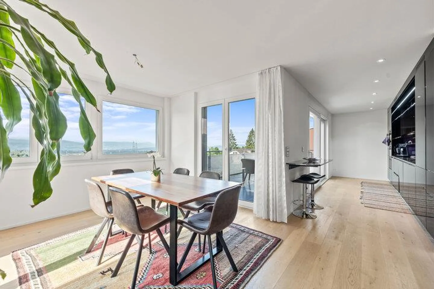 MODERNE 4.5-ZIMMER-MINERGIE-WOHNUNG IN ADETSWIL MIT ALPENBLICK - Foto 1 von 8