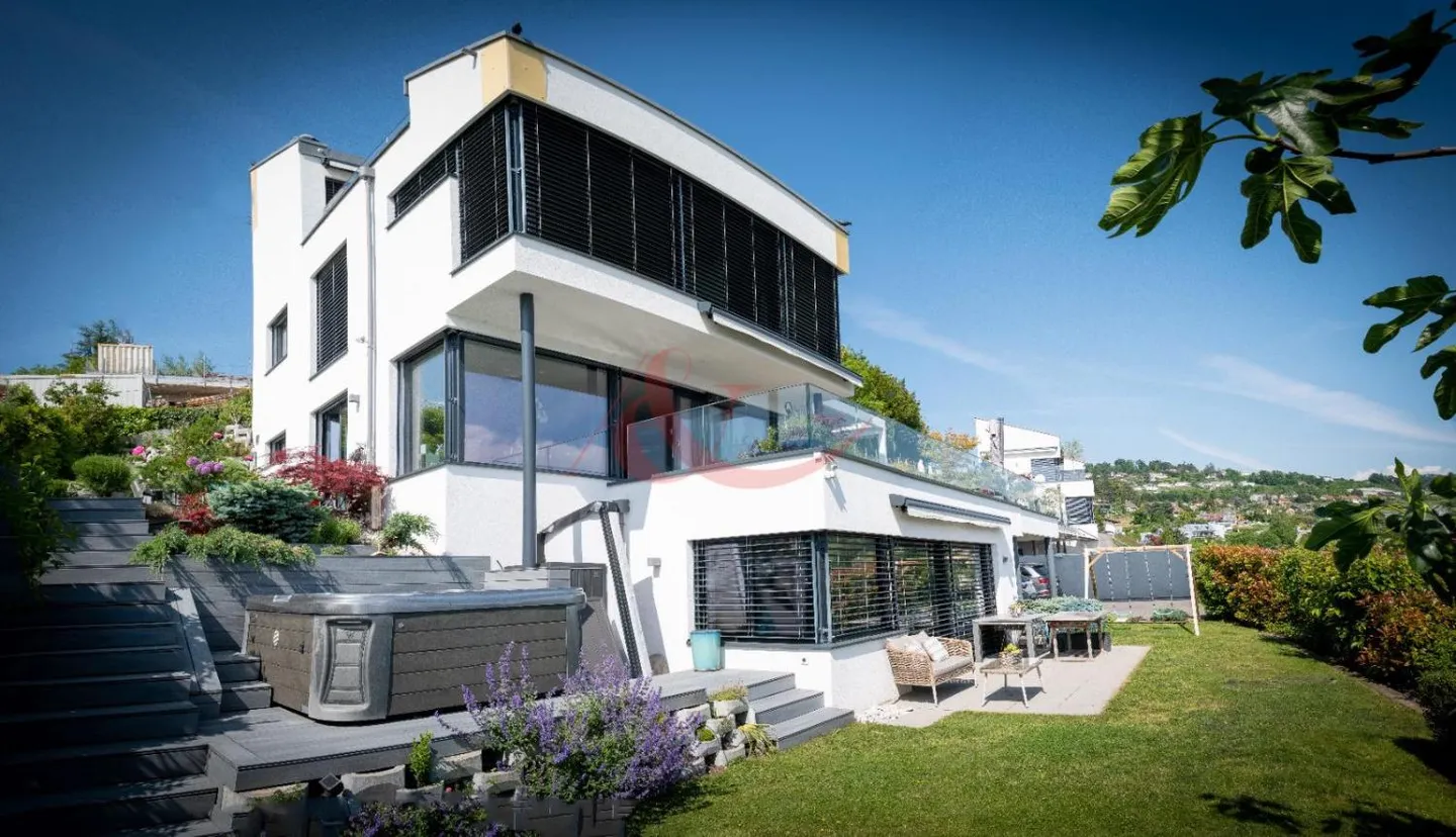 Villa moderne avec vue sur le lac - Photo 1 sur 9
