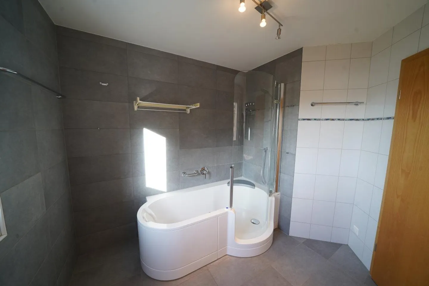 Bright 4.5-room apartment with large balcony and lift - Photo 11 of 17