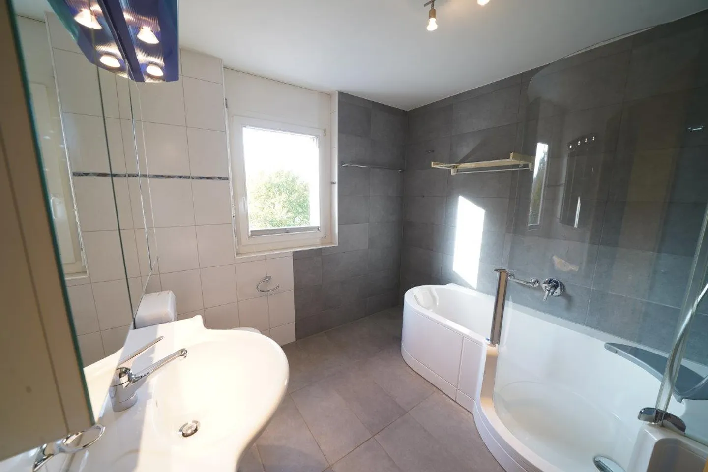 Bright 4.5-room apartment with large balcony and lift - Photo 10 of 17