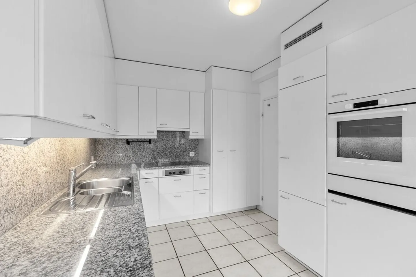 Modern 4.5-Room Apartment in Basel - Photo 2 of 12