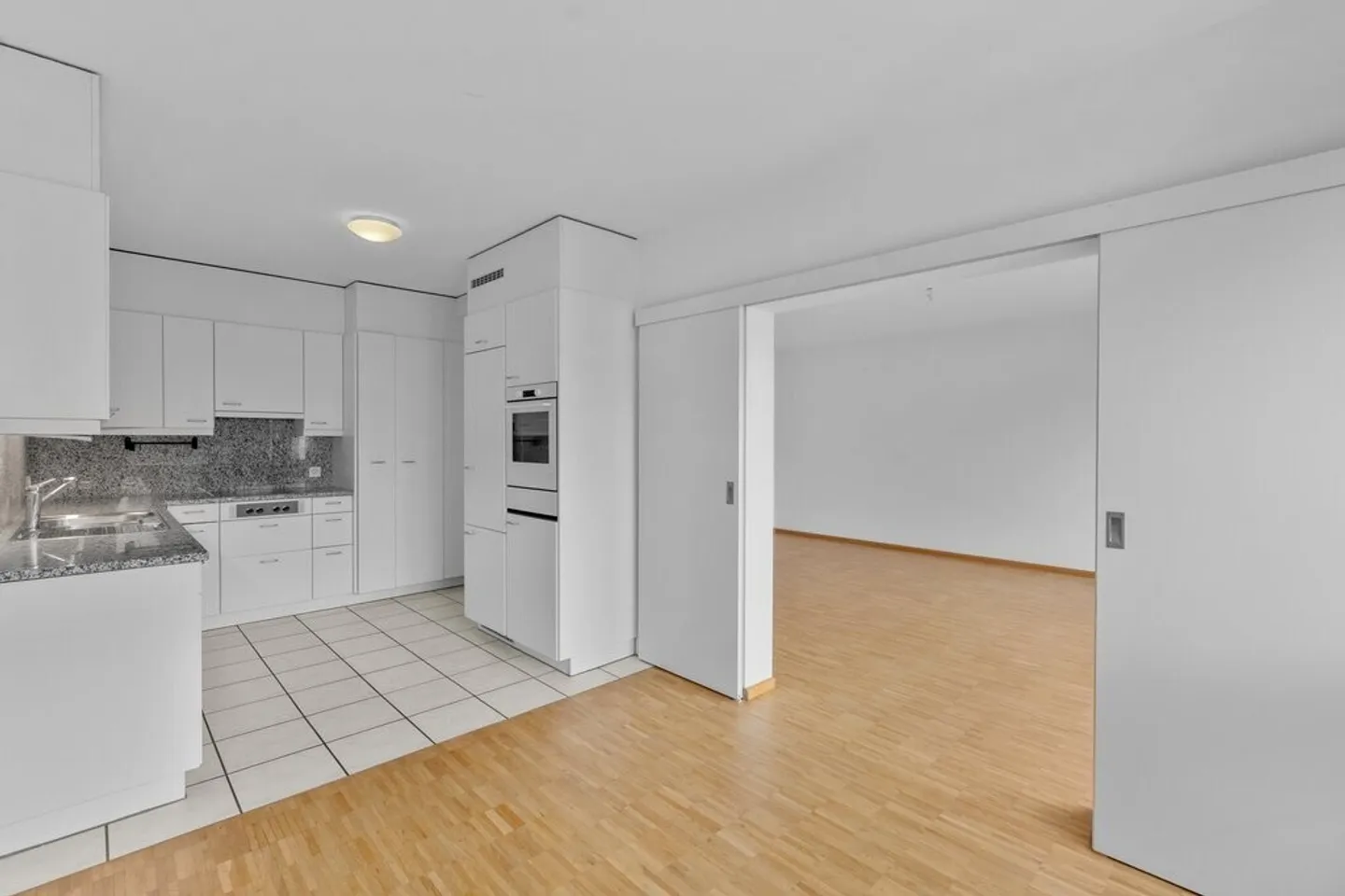 Modern 4.5-Room Apartment in Basel - Photo 4 of 12