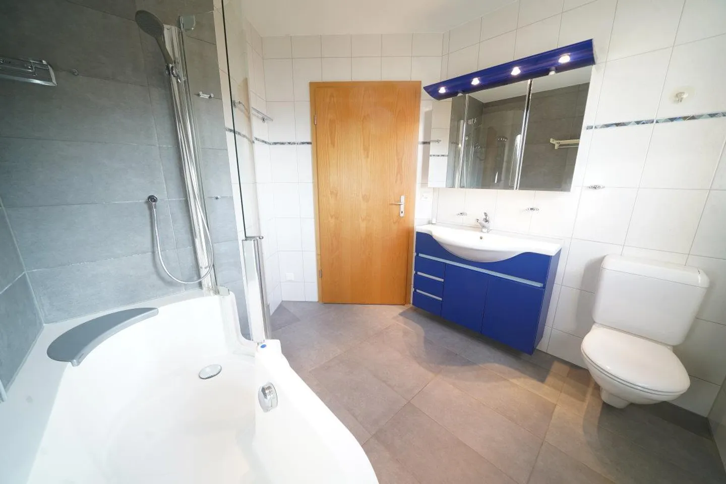 Bright 4.5-room apartment with large balcony and lift - Photo 12 of 17
