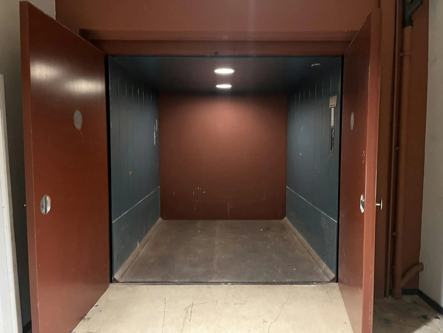 Lagerfläche mit Warenrampe und -lift - Foto 7 von 13
