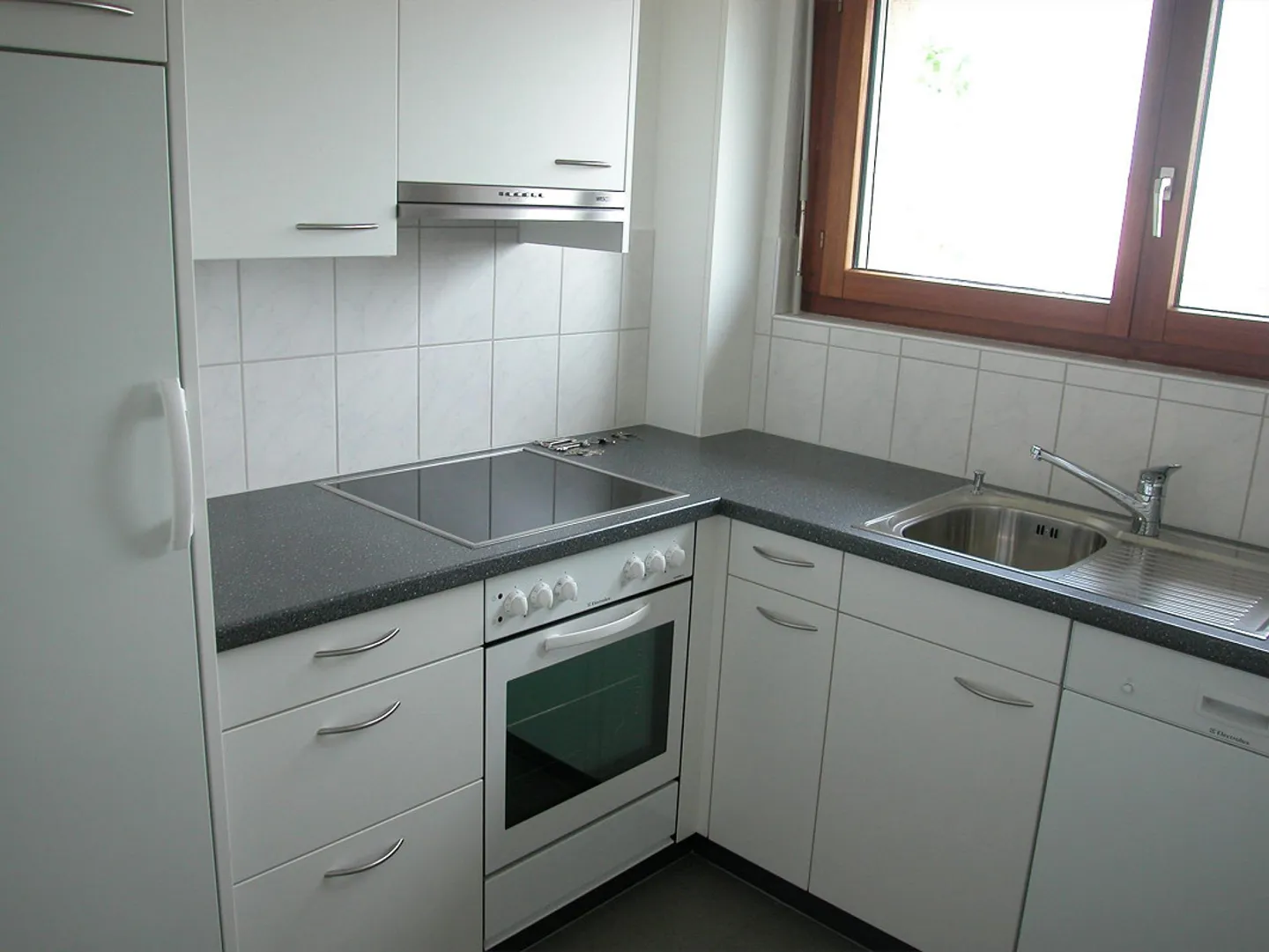 Appartement lumineux de 3 pièces au 1er étage près de la gare de Lenzburg - Photo 2 sur 4