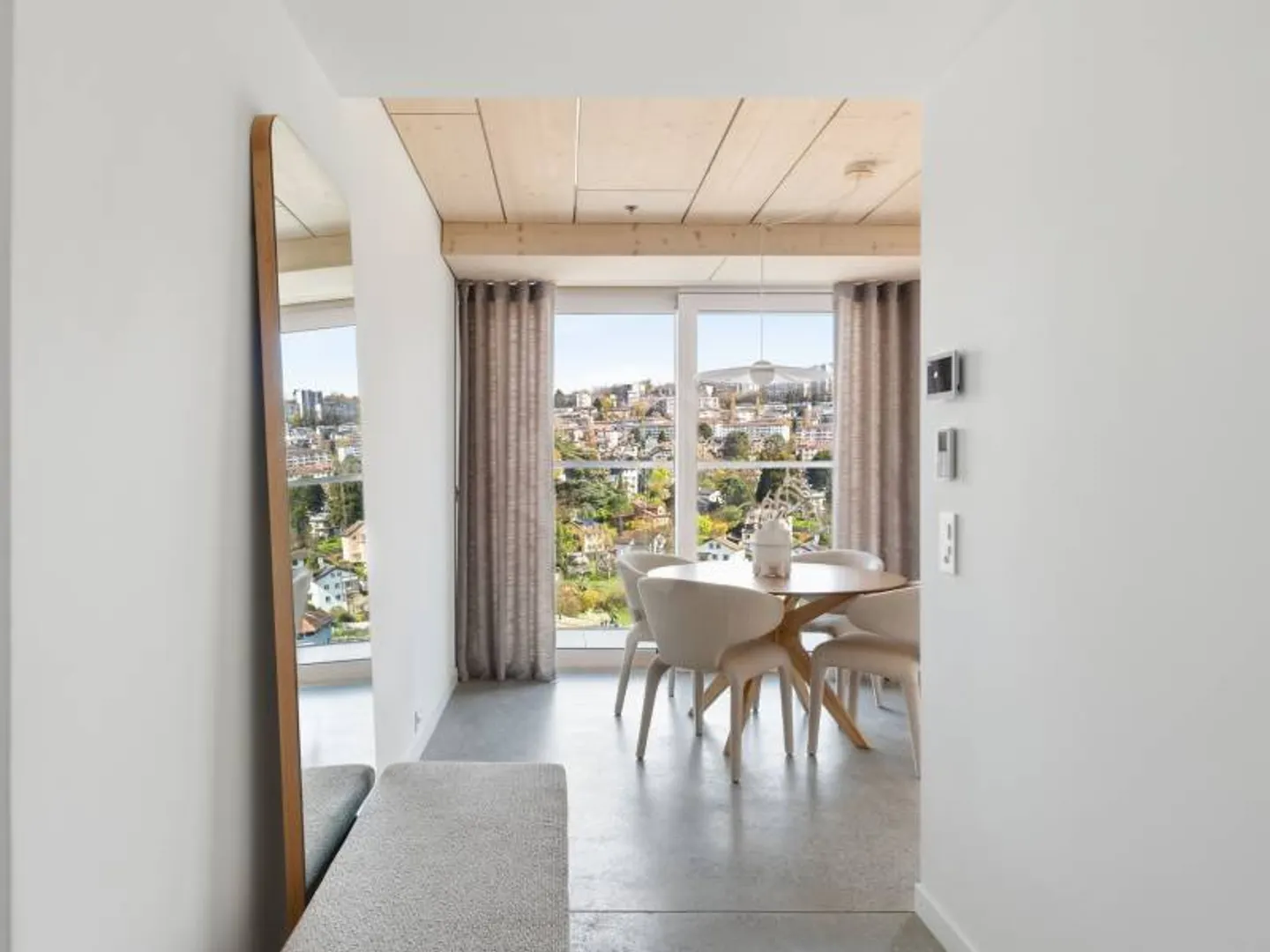 Luxury Apartments with Mountain View - Photo 3 of 10