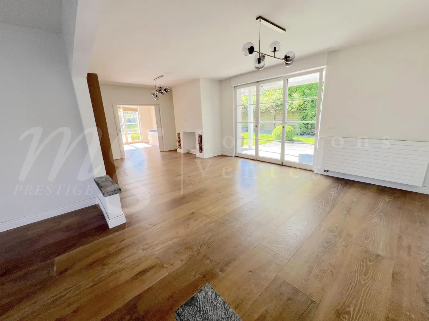 Maison moderne de 8 pièces - Photo 3 sur 10