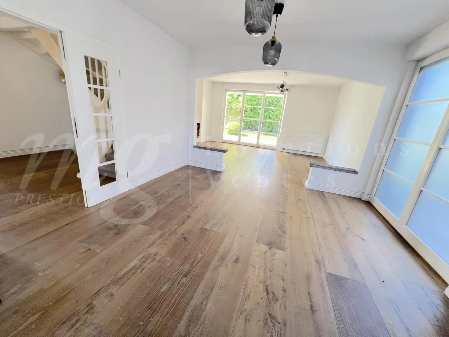 Maison moderne de 8 pièces - Photo 2 sur 10