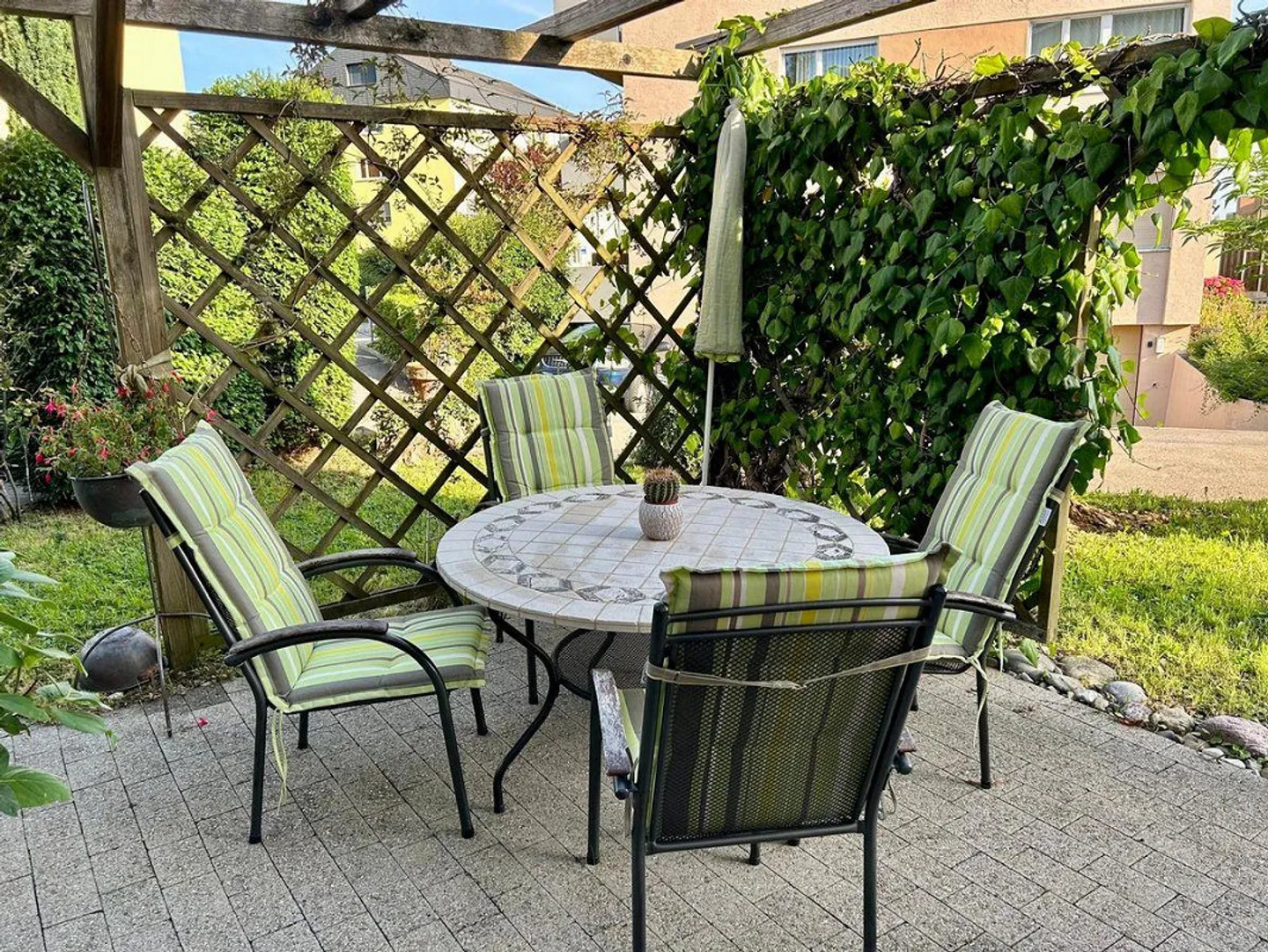 Tradizionale casa a tre famiglie di Schwyz con accesso al ruscello - Foto 11 di 13