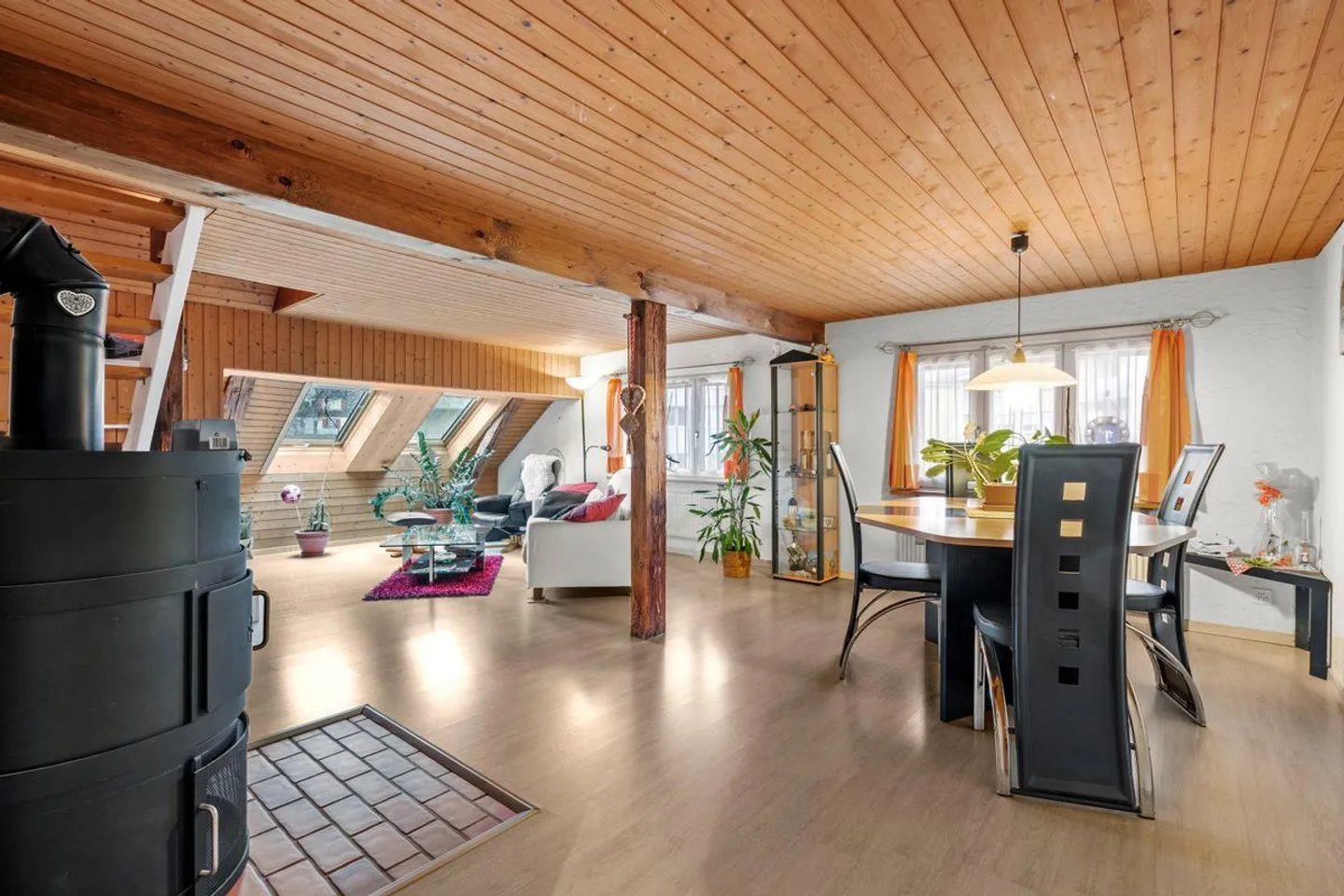 Tradizionale casa a tre famiglie di Schwyz con accesso al ruscello - Foto 12 di 13