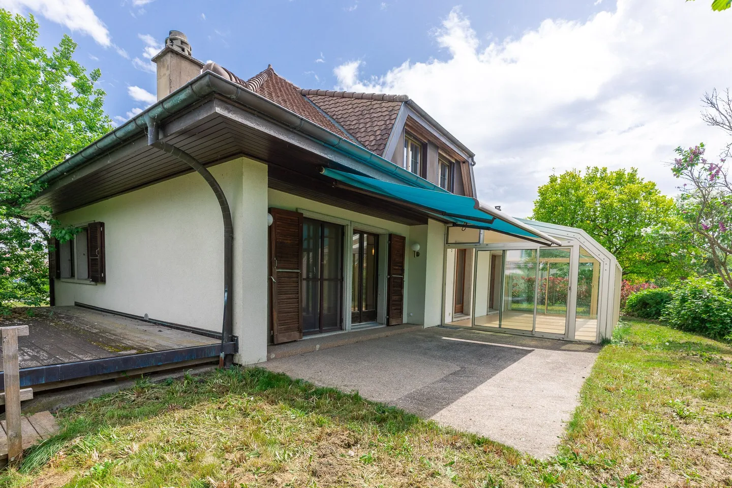 Individual villa with large plot - Single-family house with large garden - Photo 1 of 28