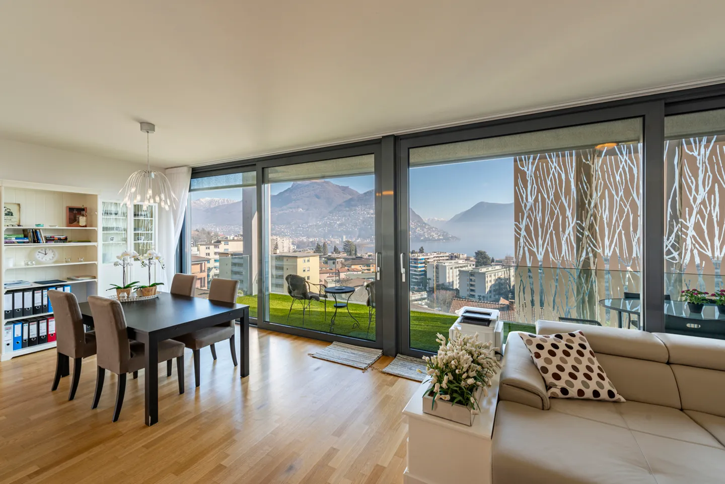 Elegante attico con vista lago - Foto 1 di 13