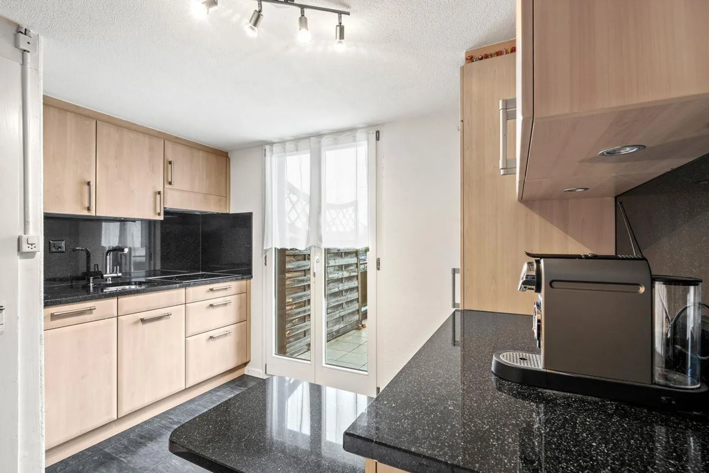 Tradizionale casa a tre famiglie di Schwyz con accesso al ruscello - Foto 13 di 13