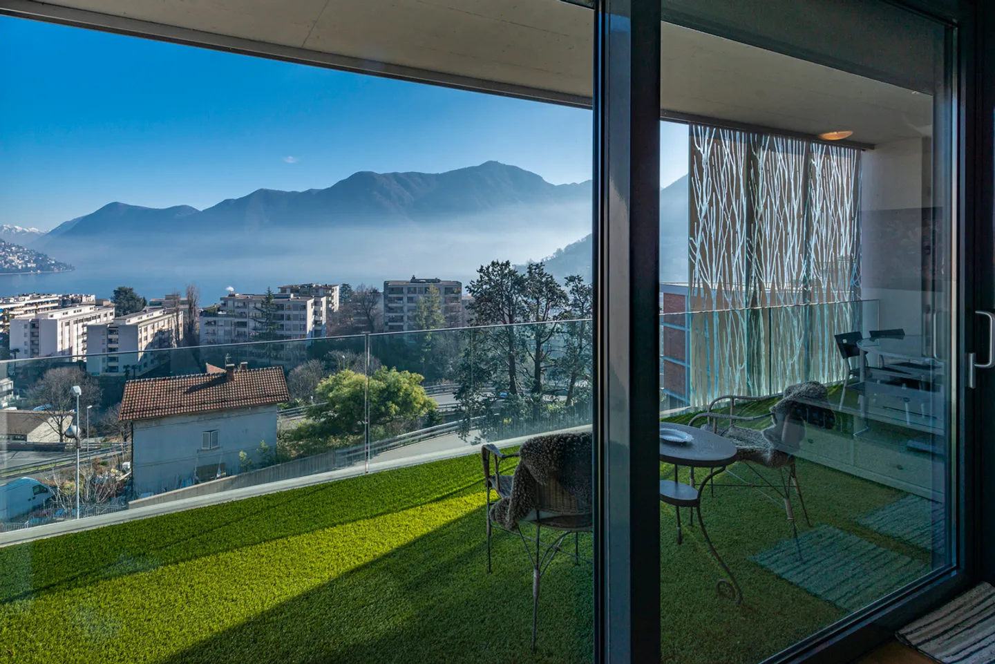 Elegante attico con vista lago - Foto 4 di 13
